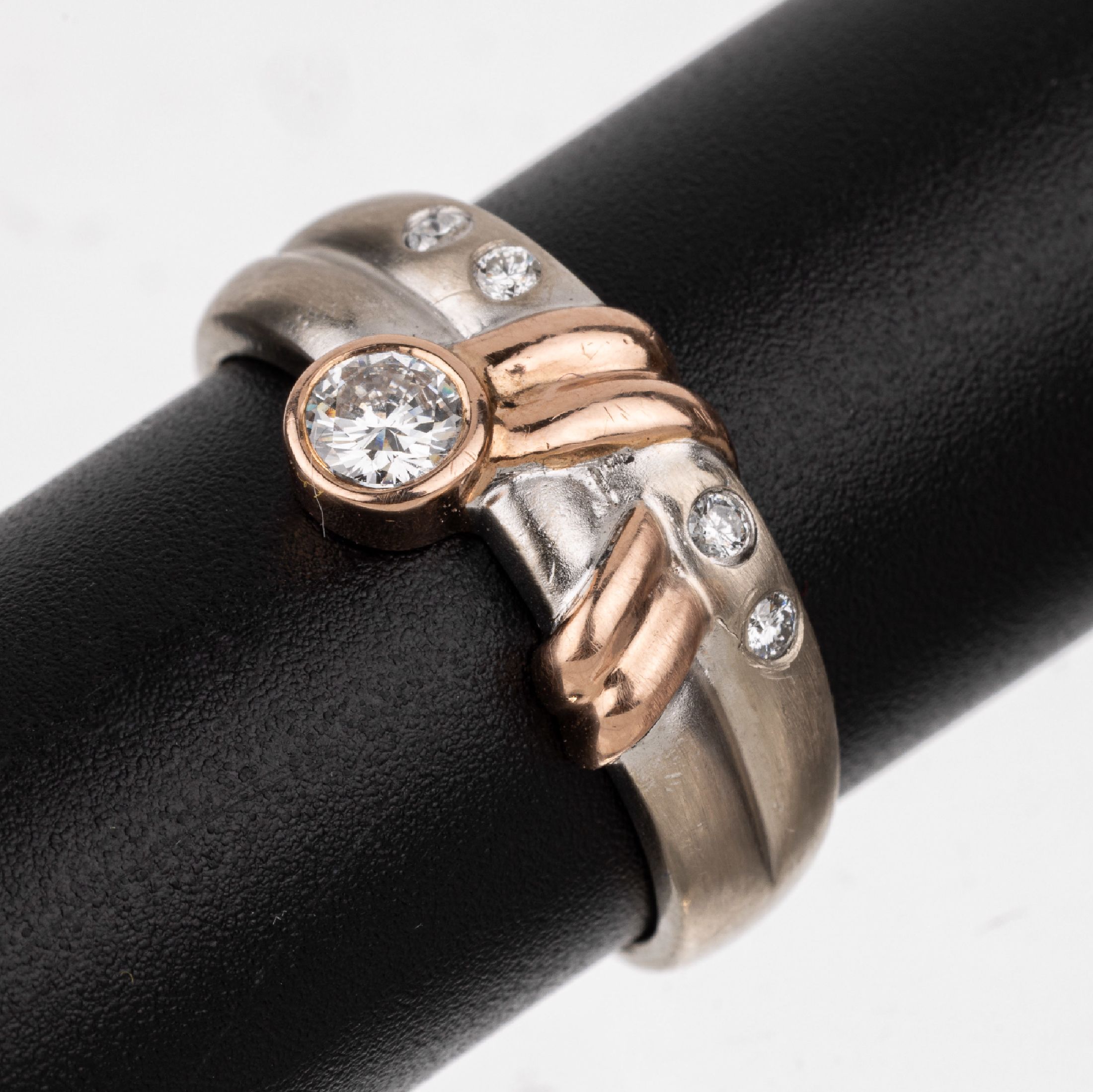 Platin und 14 kt Gold Brillant-Ring, Pt 956/000 u. RG 585/000, in RG gefasster Brillant ca. 0.20 ct Weiß/si, weitere 4 Brillanten zus. ca. 0.06 ct ...