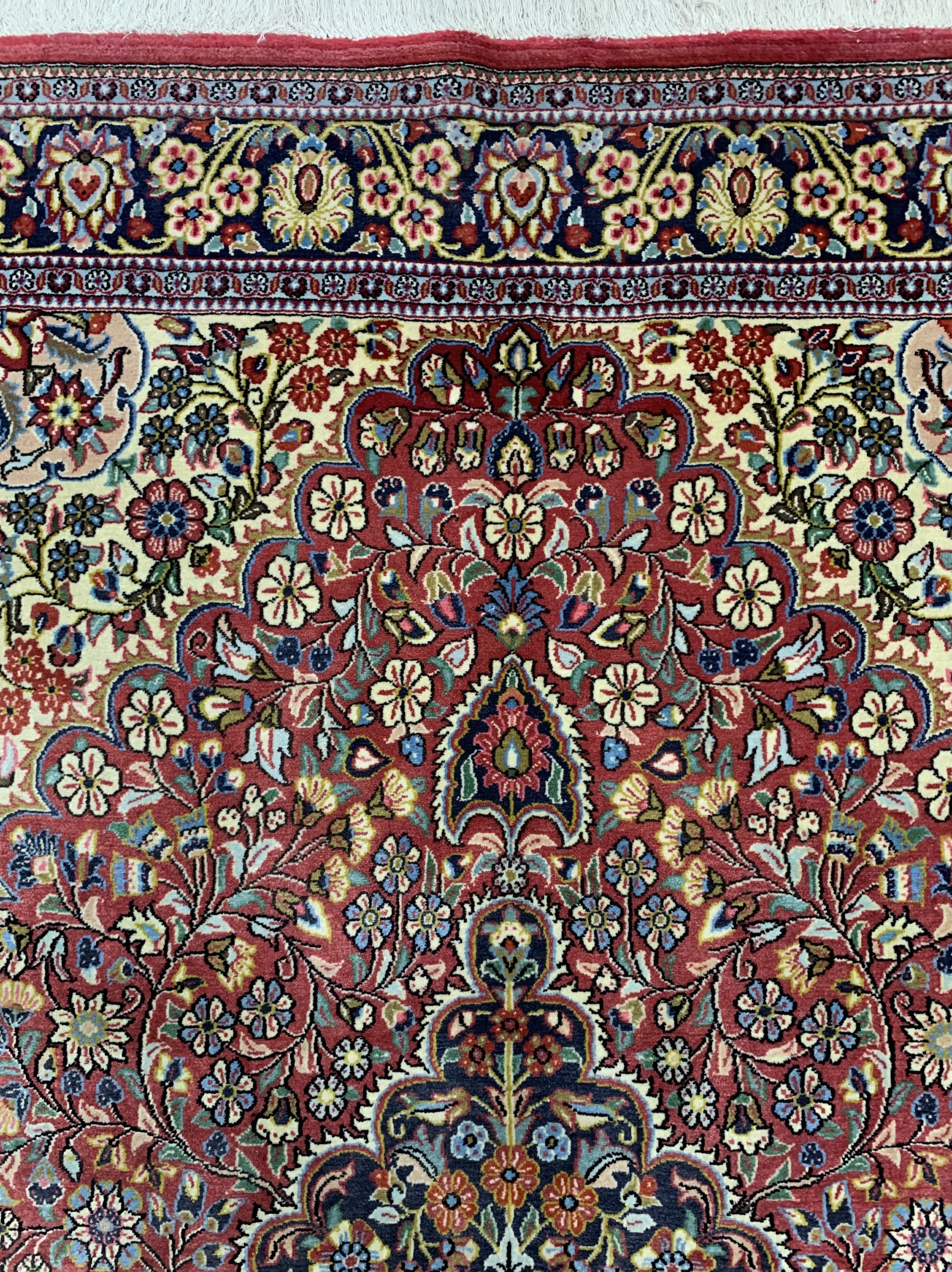 Detail b: Ghom Kork, Persien, ca. 50 Jahre, Korkwolleauf Baumwolle, ca. 213 x 135 cm, EHZ: 2(verblaßt).