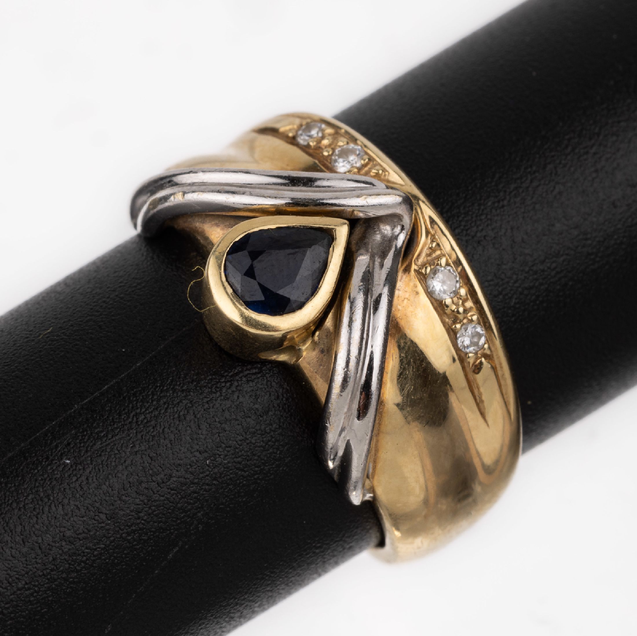 14 kt Gold Saphir-Brillant-Ring, GG/WG 585/000, facett. Saphirtropfen ca. 0.25 ct, 4 Brillanten zus. ca. 0.05 ct (grav.) Weiß/si, dreieckige WG ...