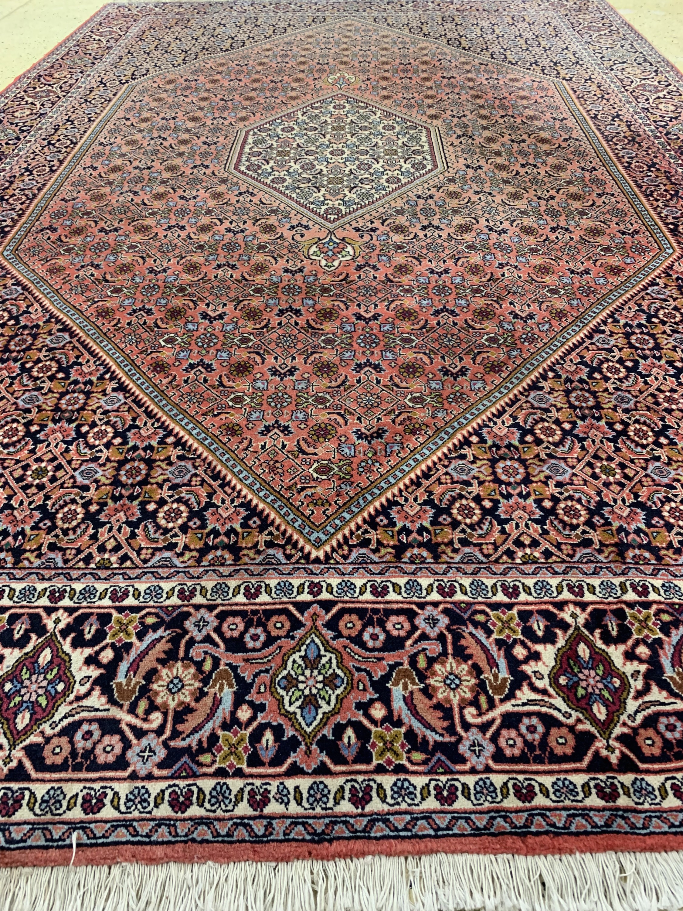 Detail c: Bidjar, Persien, ca. 50 Jahre, Wolle auf Baumwolle, ca. 310 x 200 cm, verblasst, EHZ: 2