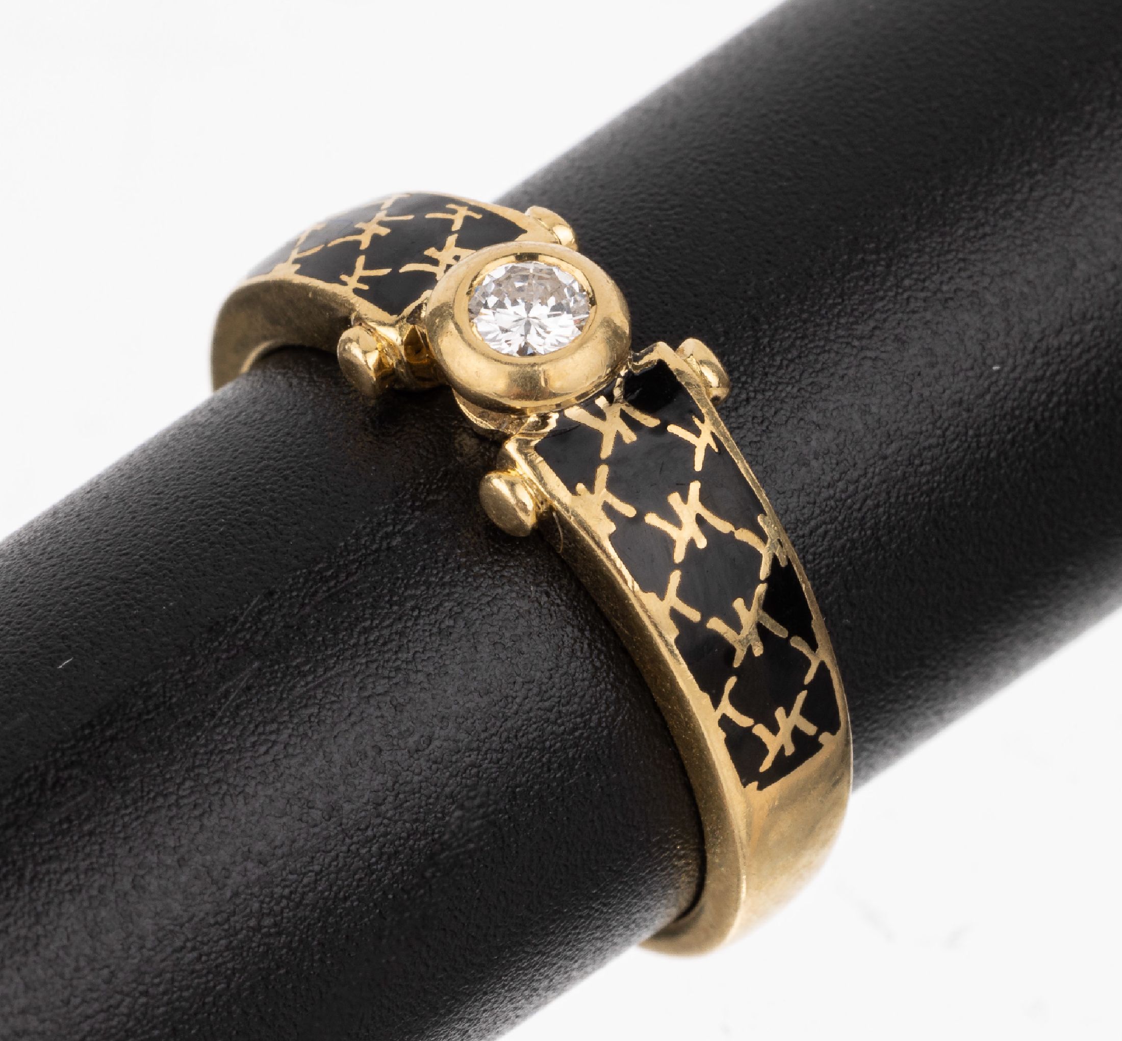 18 kt Gold Brillant-Email-Ring, GG 750/000,mittiger Brillant ca. 0.10 ct Weiß/si, seitl. schwarz emaill., RW 54, ca. 4.6 g, Meistermarke unged.