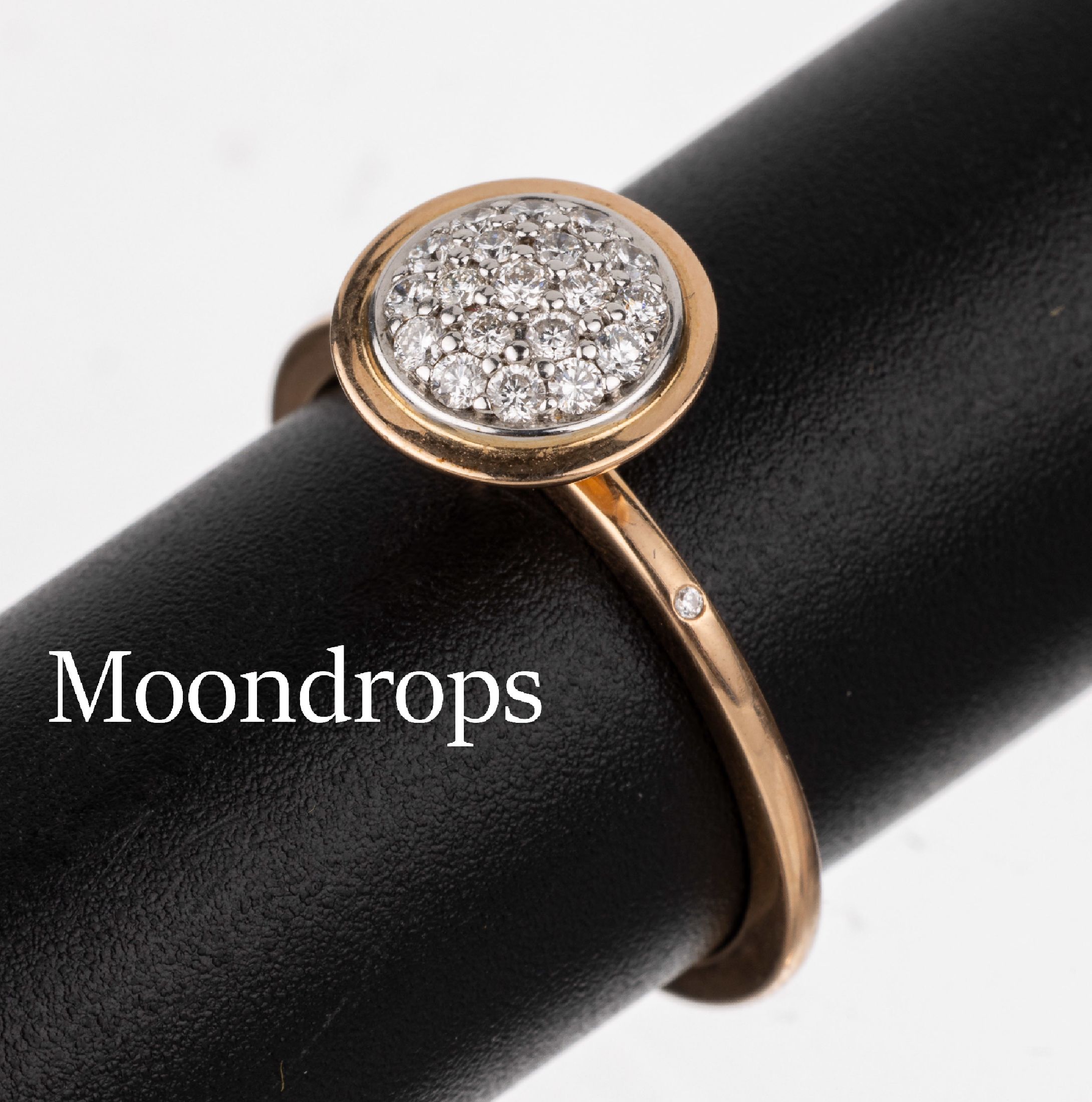 18 kt Gold Brillant-Ring, GG/WG 750/000, hoher Ringkopf mit 16 in WG gefassten Brillanten zus. ca. 0.16 ct Weiß/si, RW 54, ca. 3.5 g, Meistermarke ...