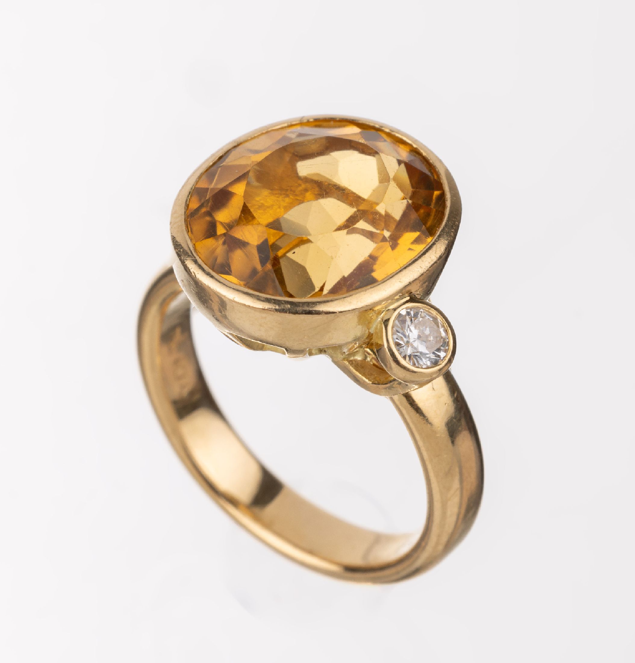 18 kt Gold Citrin-Brillant-Ring, GG 750/000, hoher Ringkopf ovalfacett. Citrin ca.10.00 ct, seitl. Brillant ca. 0.12 ct Weiß/si,mit Unterkaderung, ...