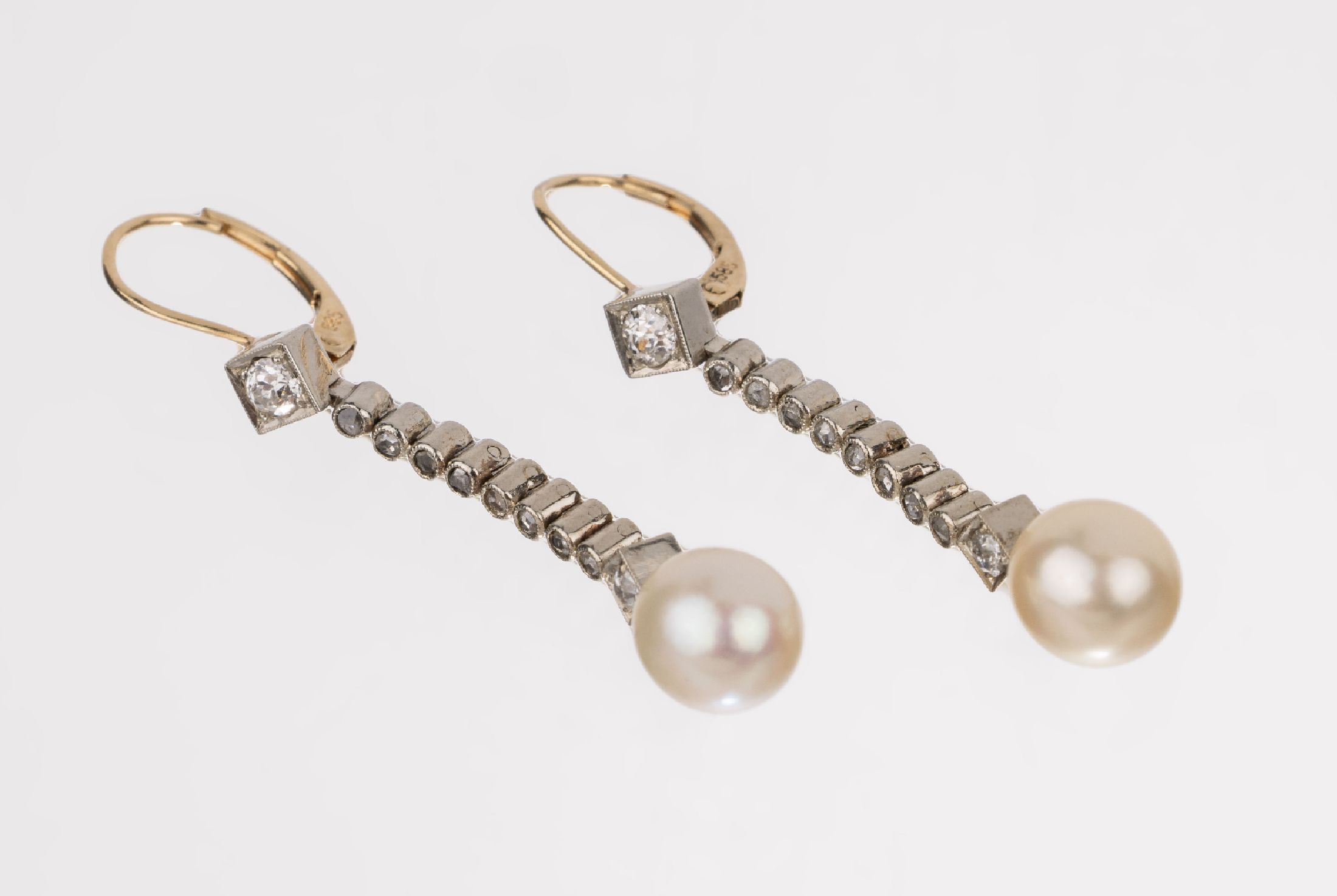 Paar 14 kt Gold Perl-Diamant-Ohrgehänge, um 1920/30, GG/WG 585/000, 20 in WG gefasste Altschliffdiamanten und Diamantrosen zus. ca. 0.30 ct ...