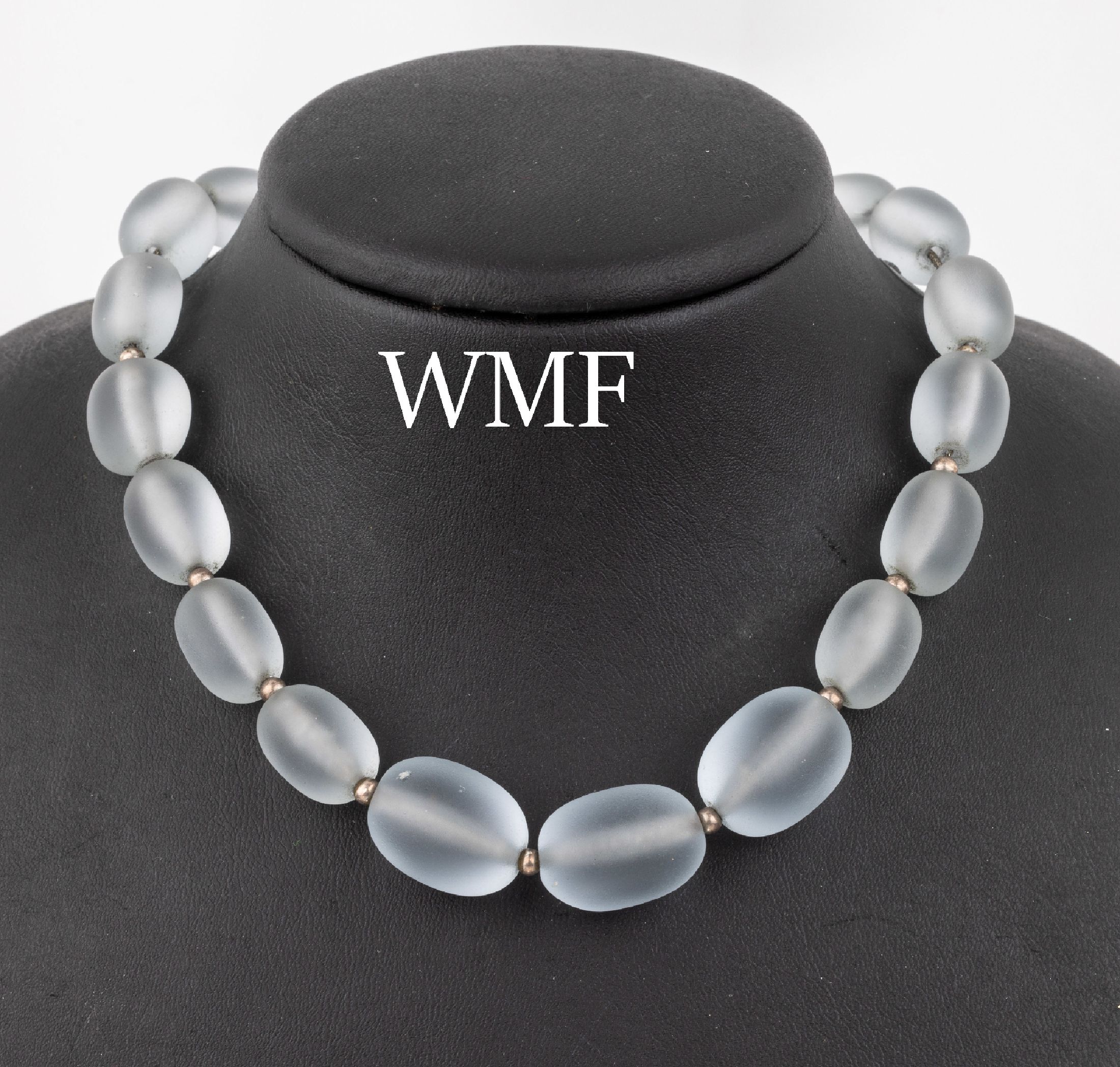 Glas-Collier, 1930er Jahre, wohl WMF Ikora,Glasoliven im Verlauf, D. ca. 9.8 - 15.4 mm, Zwischenglieder Silber, Federringschließe Messing vers. ...