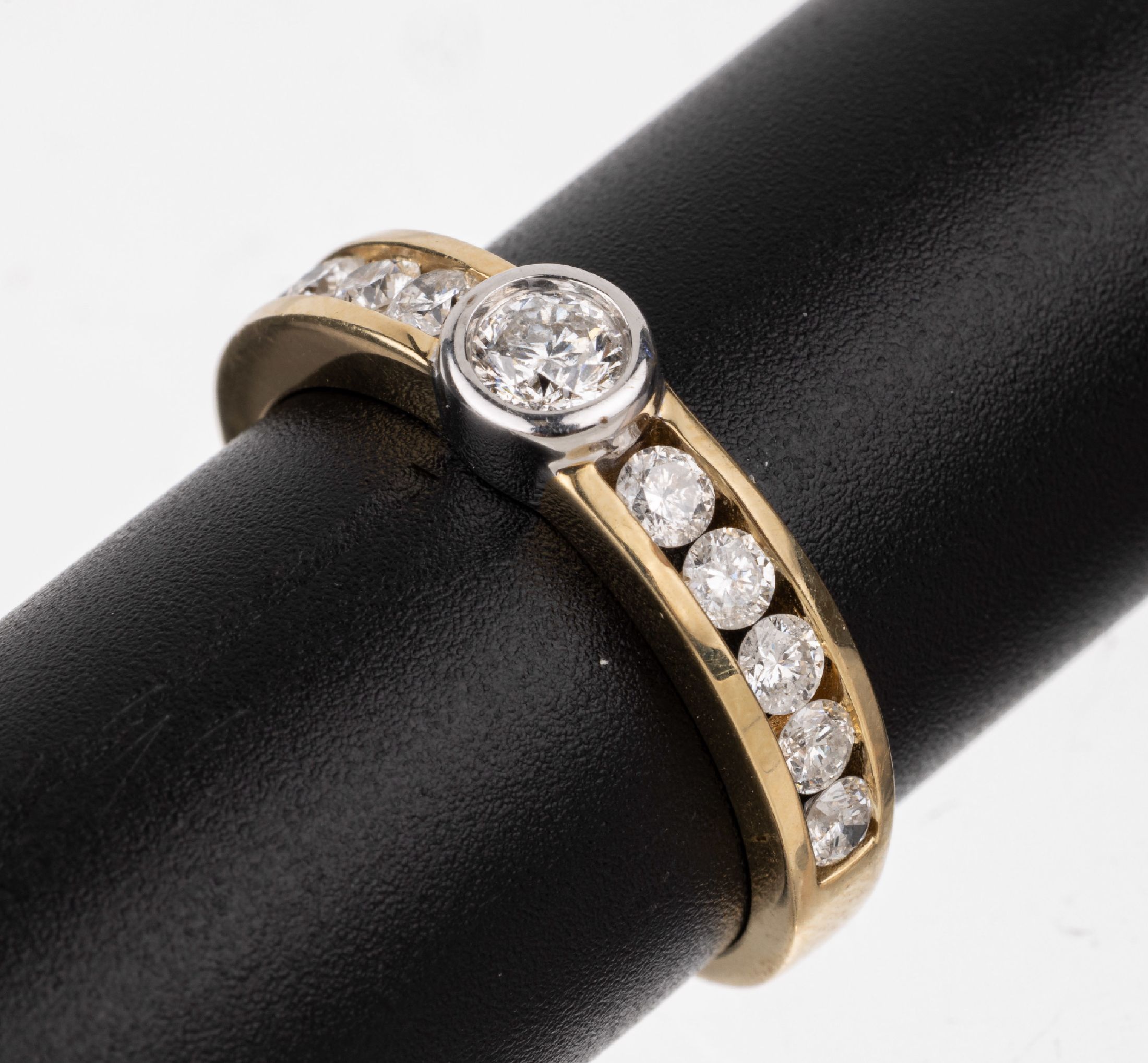14 kt Gold Brillant-Ring, GG/WG 585/000, mittig in WG gefasster Brillant ca. 0.30 ct Weiß/p, seitl. 10 Brillanten zus. ca. 0.65 ct Weiß/p, ca. 4.9 ...