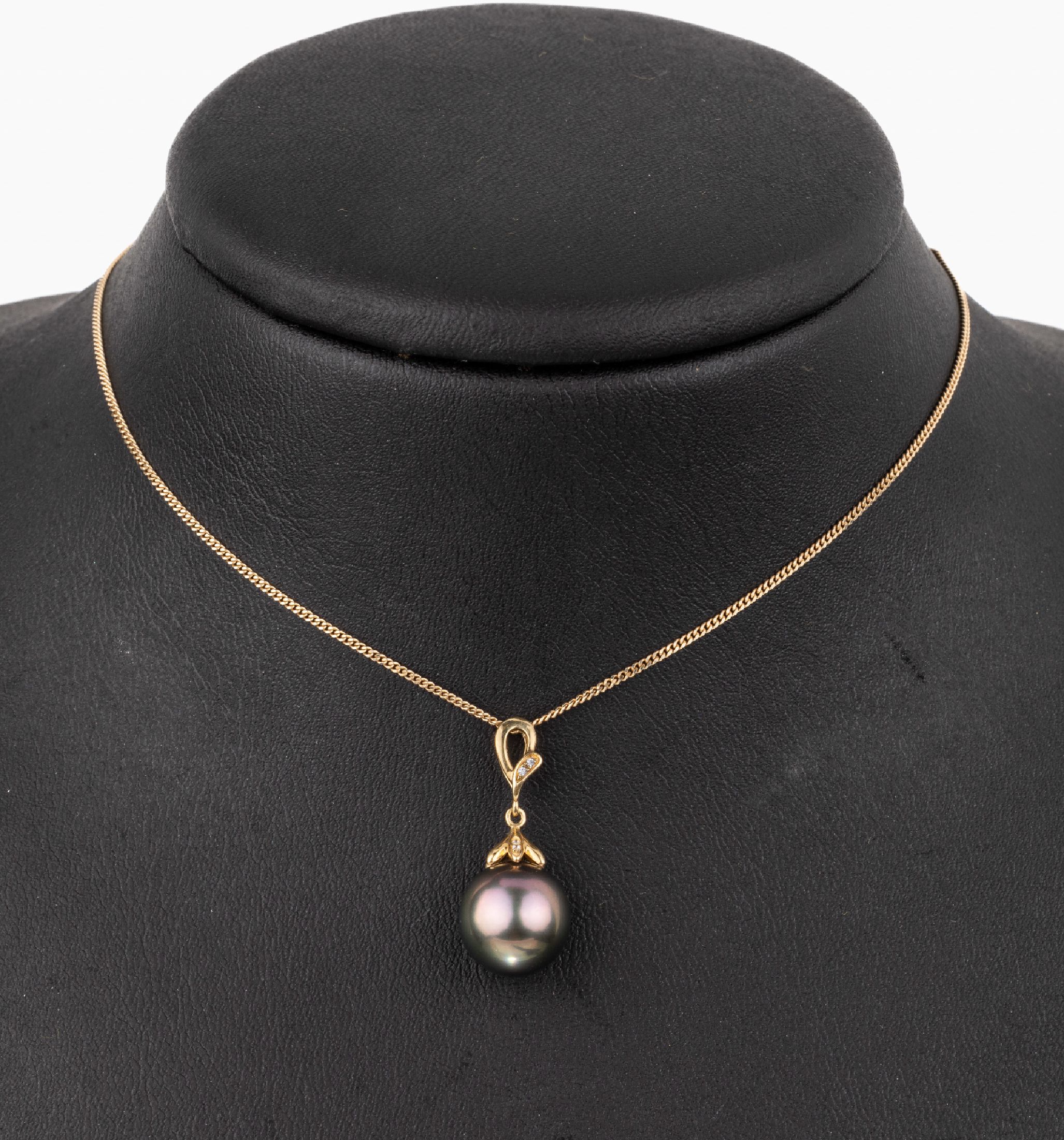 18 kt Gold Brillant-Perl-Anhänger, GG 750/000, Tahitizuchtperle, D. ca. 10.7 mm, 4 kl. Brillanten, an Kette, GG 585/000, L. ca. 44.5 cm, ...