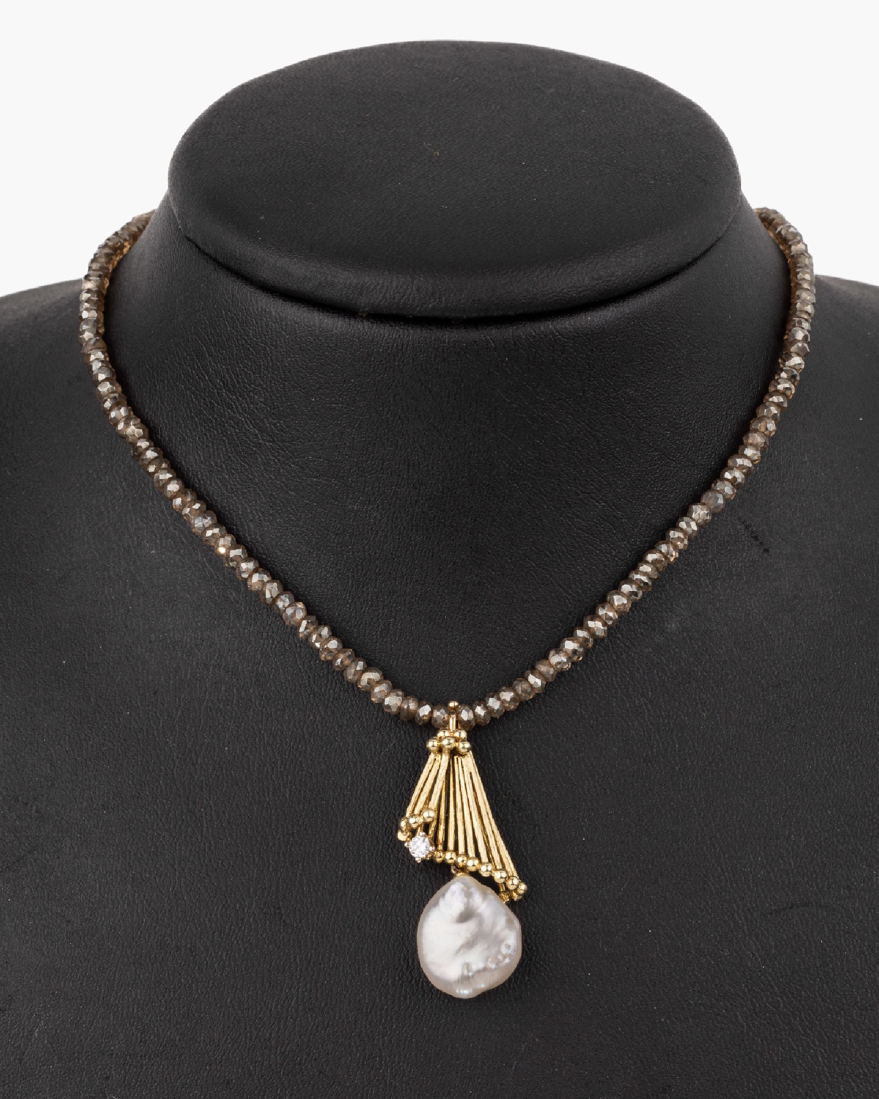 14 kt Gold Südseezuchtperl-Brillant-Anhänger, GG 585/000, mit Granulat-Abschlüssen, mit einem Brillant ca. 0.07 ct Weiß/si, an Kette aus facett. ...
