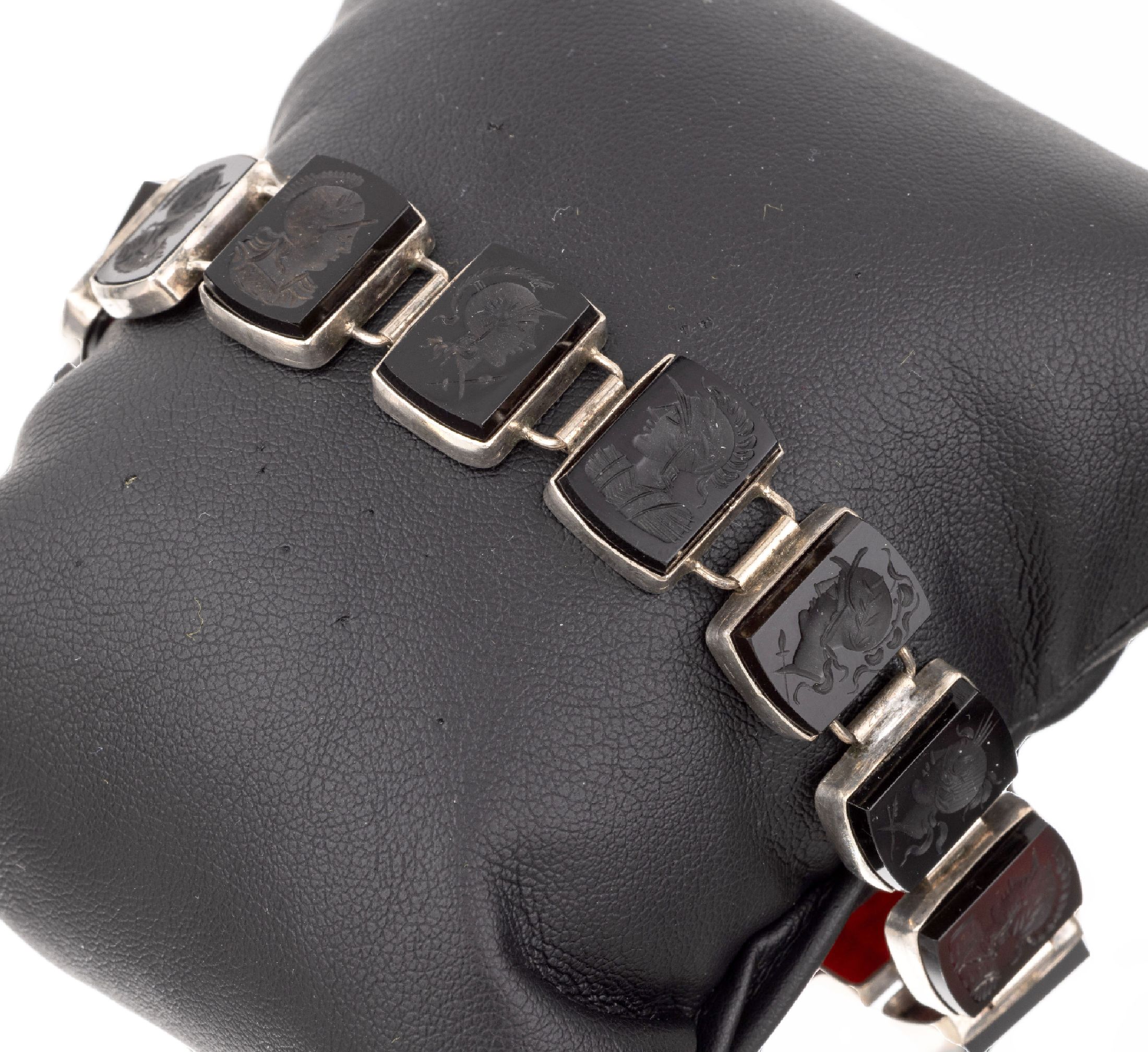 Achat-Armband, Idar-Oberstein um 1900, Silber gepr., 12 einzelne Achate mit Intaglios, Darstellungen versch. Kriegerköpfen, L. ca. 18 cm, ...
