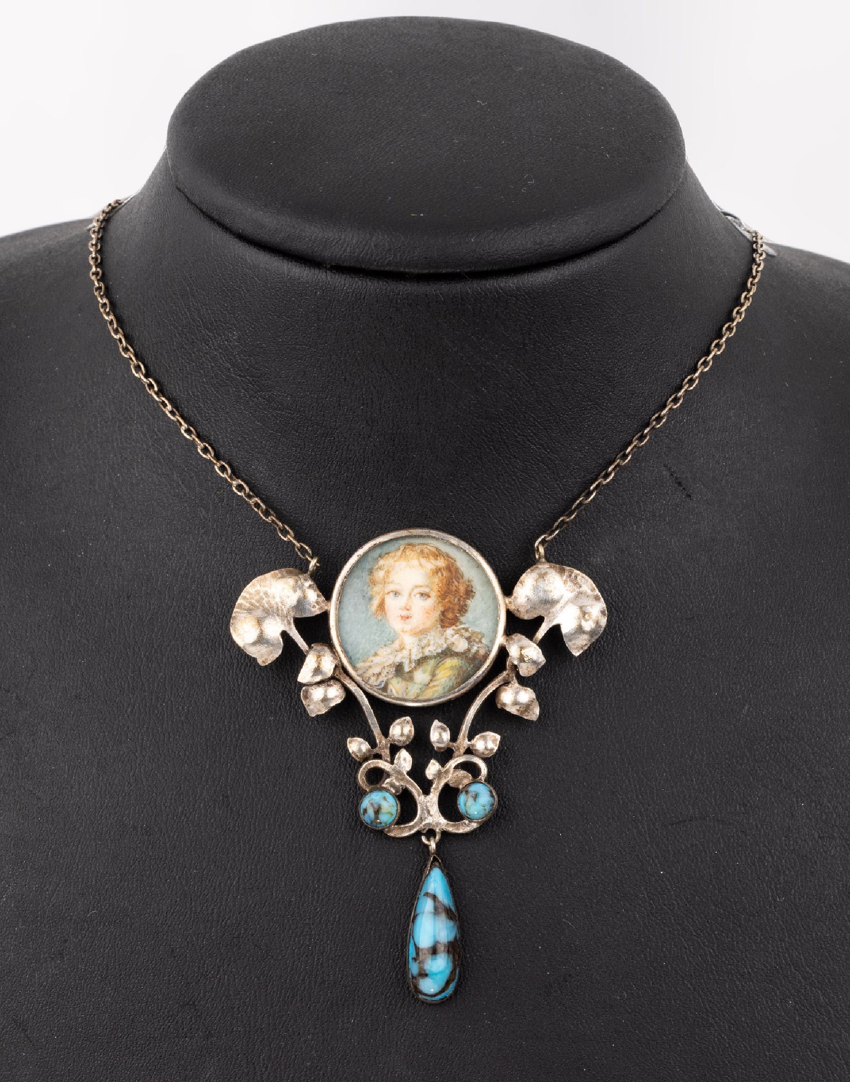 Türkis-Collier mit Miniaturmalerei, wohl Frankreich um 1880-90, versilbert, florale Gestaltung, 2 kl. runde Türkiscabochons, 1 bewegl. ...