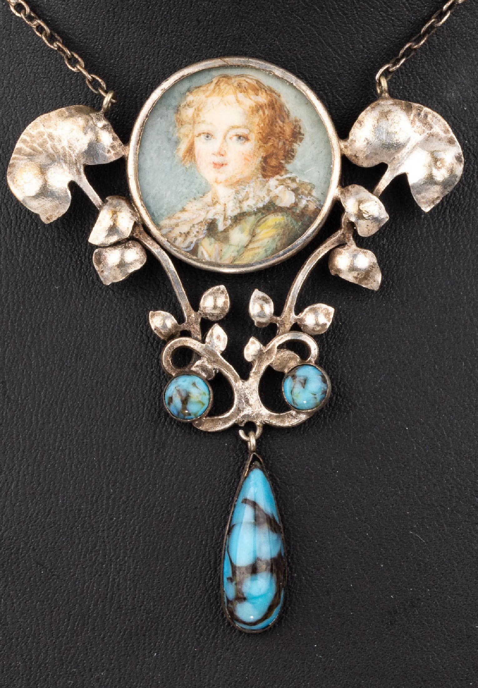 Detail a: Türkis-Collier mit Miniaturmalerei, wohl Frankreich um 1880-90, versilbert, florale Gestaltung, 2 kl. runde Türkiscabochons, 1 bewegl. ...