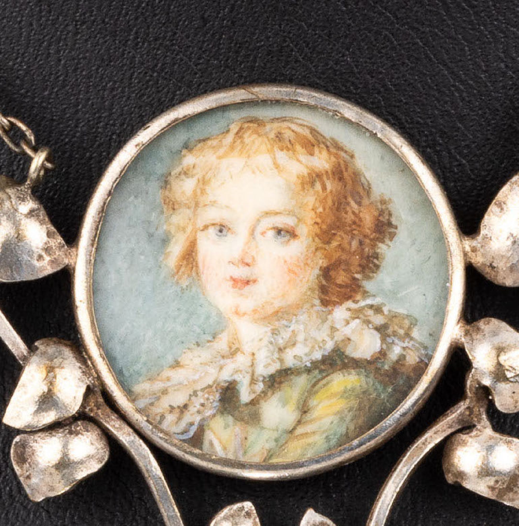 Detail b: Türkis-Collier mit Miniaturmalerei, wohl Frankreich um 1880-90, versilbert, florale Gestaltung, 2 kl. runde Türkiscabochons, 1 bewegl. ...