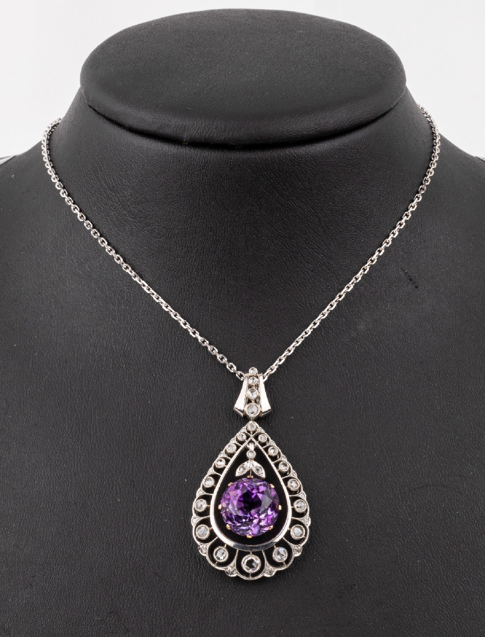 14 kt Gold Amethyst-Diamant-Anhänger, WG/GG585/000, in GG gefasster rundfacett. Amethyst ca. 6.00 ct, bewegl. als Blüte gearbeitet, Umrandung und ...