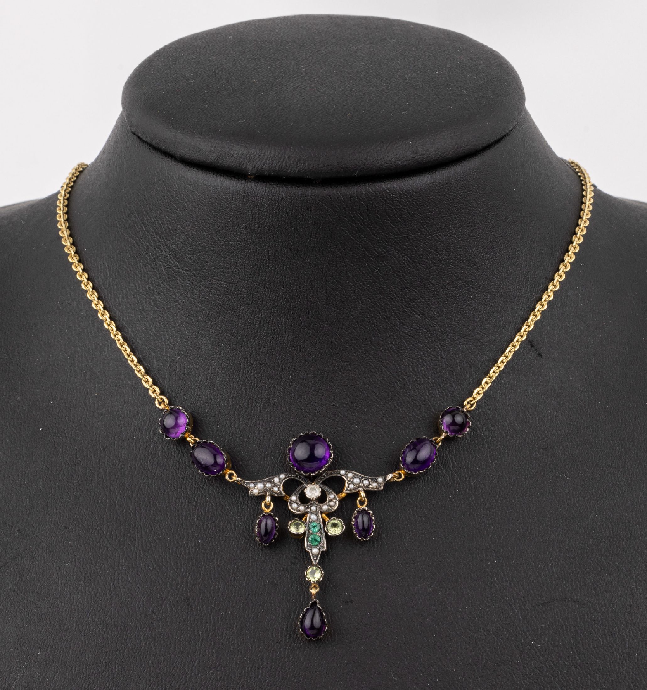 14 kt Gold Farbstein-Perl-Brillant-Collier, GG 585/000, im Stil von 1890-1900, geschwungenes Mittelteil mit 8 Amethyst -Cabochons, 1 kl. Brillant, ...