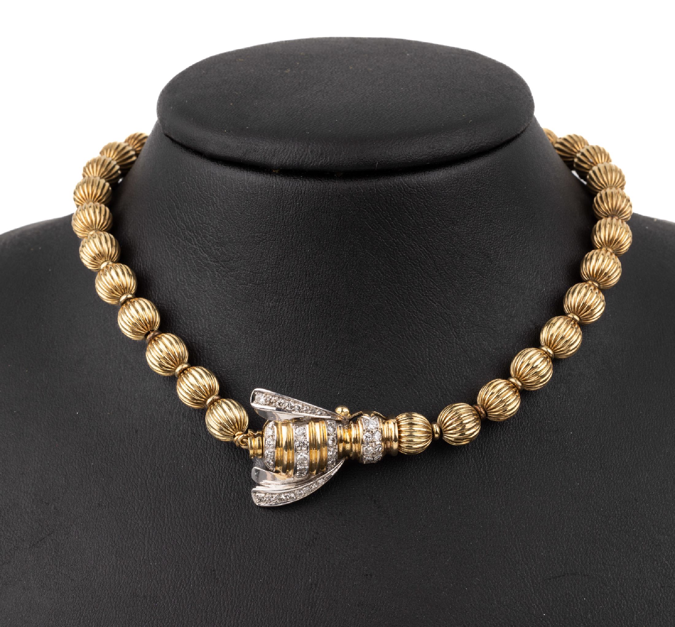 14 kt Gold Collier mit Brillant- Schmuckschließe, "Biene", GG/WG 585/000, geriefte Goldkugeln, D. ca. 7.9 mm, Steckschließe mit 39 in WG ...