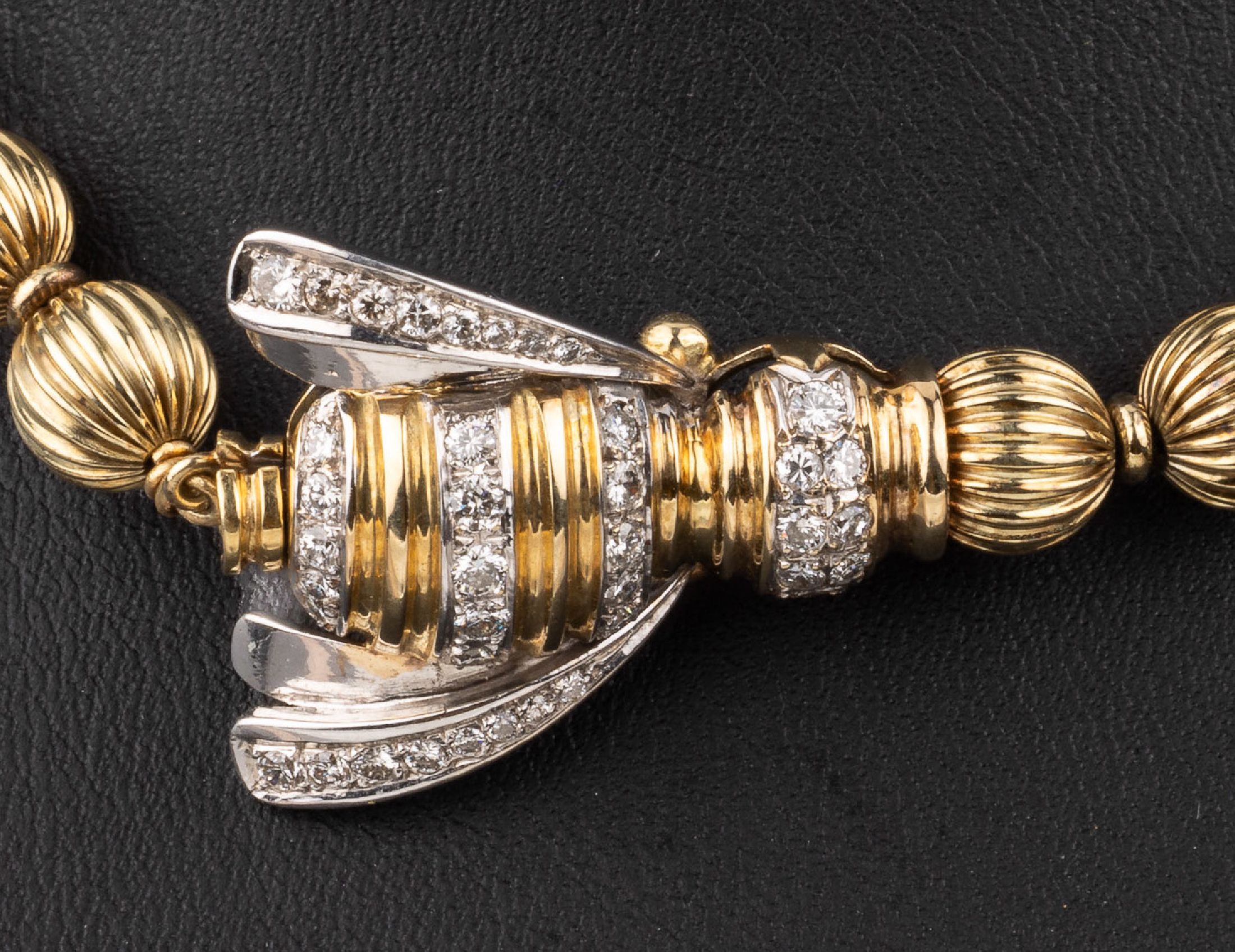 Detail a: 14 kt Gold Collier mit Brillant- Schmuckschließe, "Biene", GG/WG 585/000, geriefte Goldkugeln, D. ca. 7.9 mm, Steckschließe mit 39 in WG ...