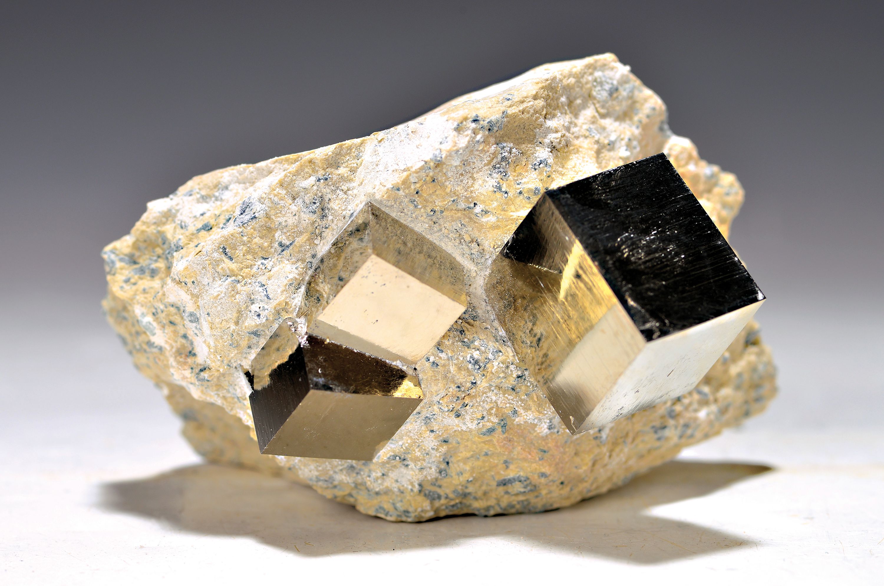 3 Pyrit-Würfel im Muttergestein aus Navajun (Spanien), ein gr. Würfel 2,3 x 2,3 cm, 2 kl. 1,6 x 1,6 cm Muttergestein 9 x 9 x 5,5 cm, 460 g Pyrit ...