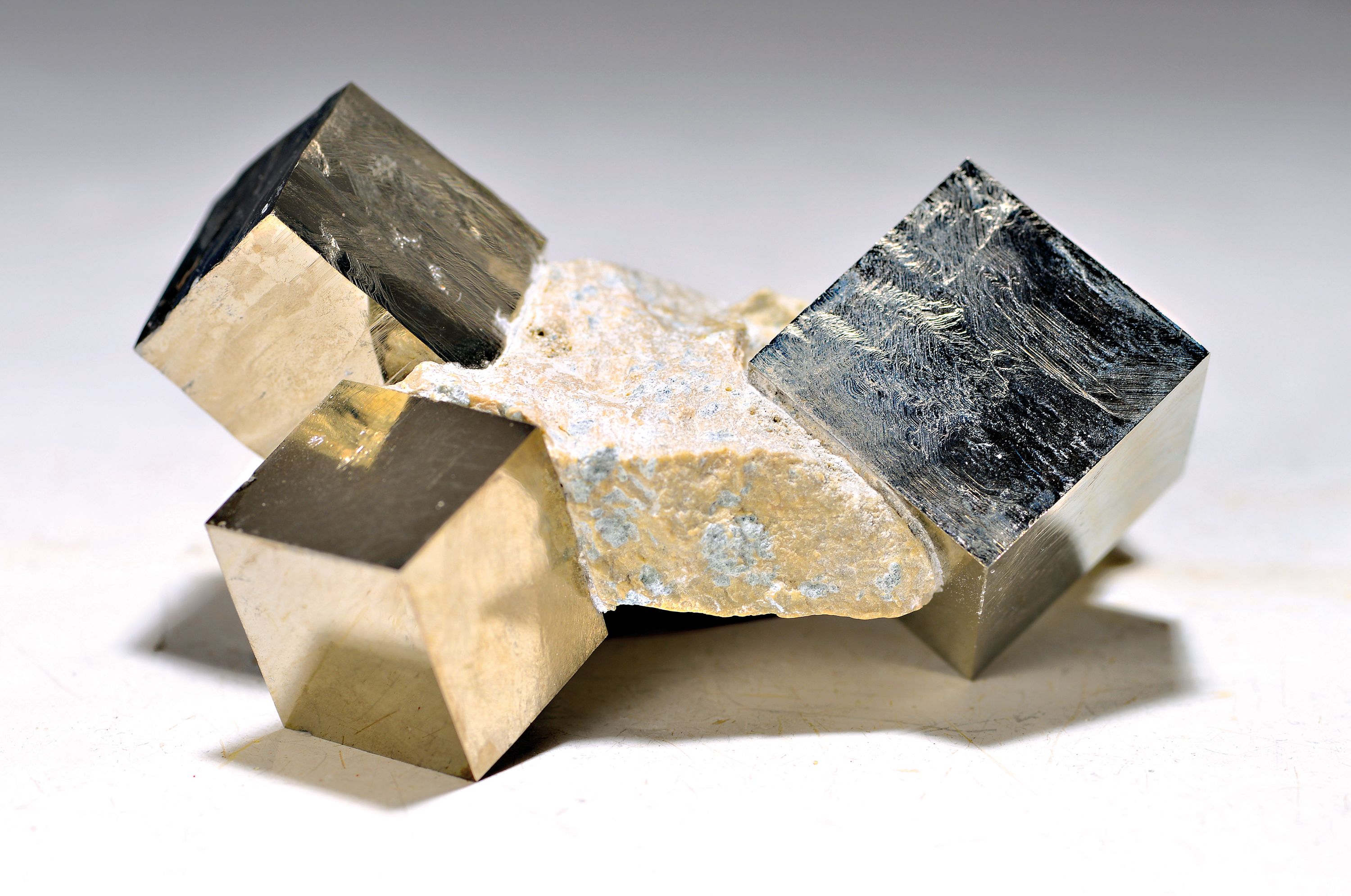 Pyrit-Würfel im Muttergestein aus Navajun (Spanien), ein gr. Würfel 2,5 x 2,5 cm, 2 kl. 2 x 2 cm, Muttergestein 7,5 x 6 x 5,5 cm, 255 g, Pyrit ...
