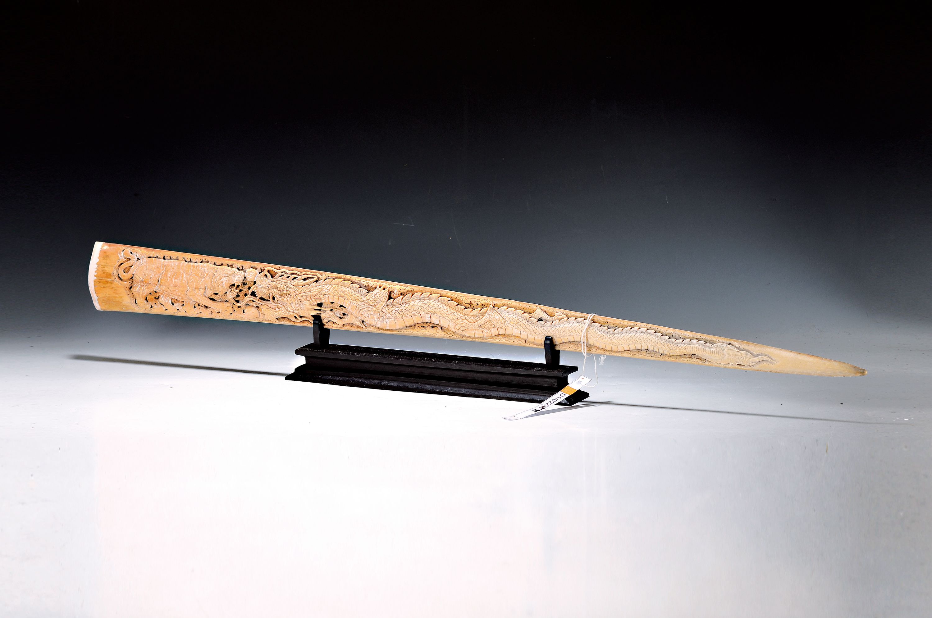 Fein geschnitzter großer patinierter Schwertfisch-Stoßzahn mit Drachen-Tiger- Motiv, besonders schönes ausstellungswürdiges Unikat u. ...