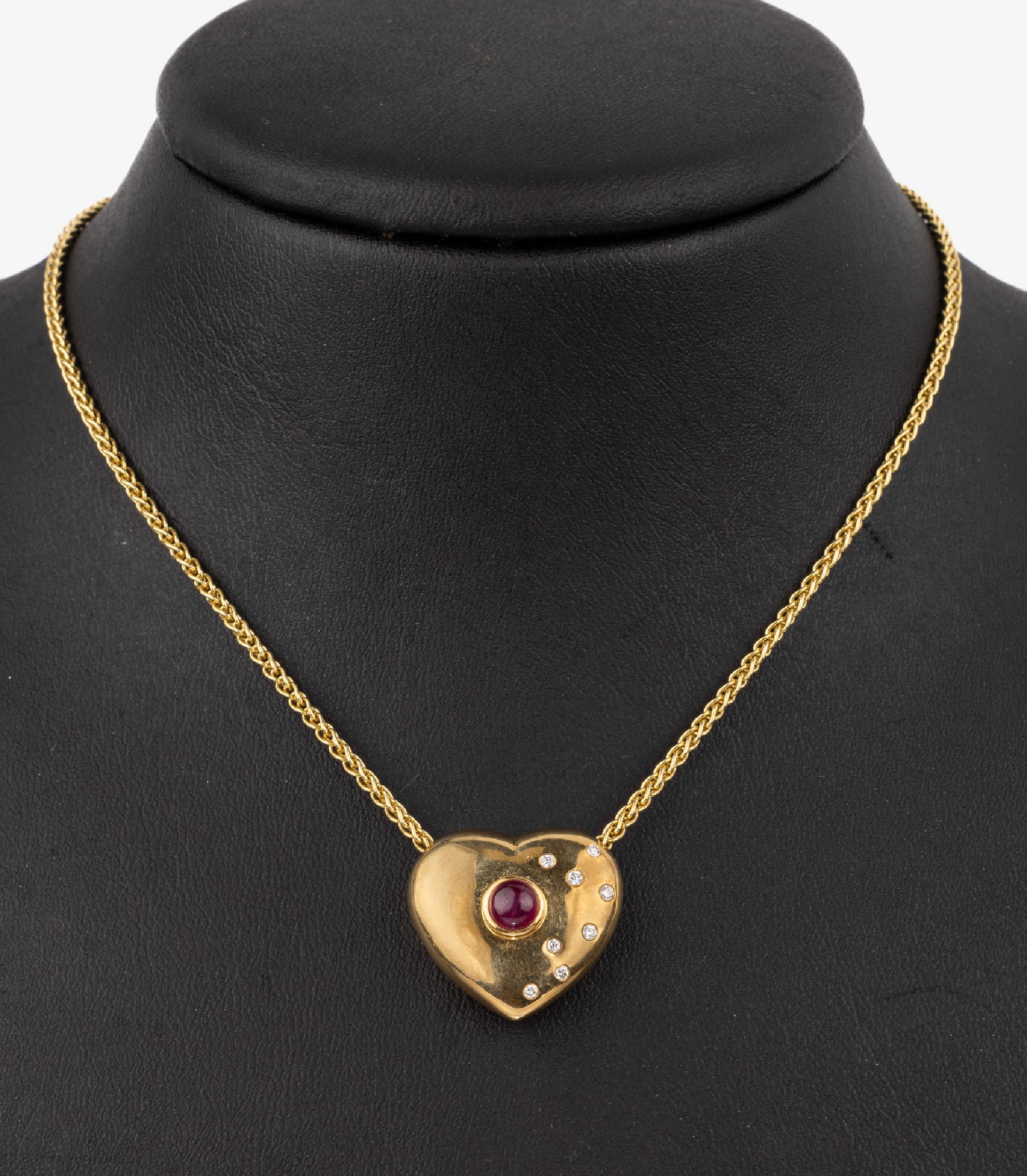 18 kt Gold Rubin-Brillant-Anhänger "Herz", GG 750/000, mittig runder Rubincabochon ca. 0.80 ct, 8 Brillanten zus. ca. 0.08 ct Weiß/si, ...