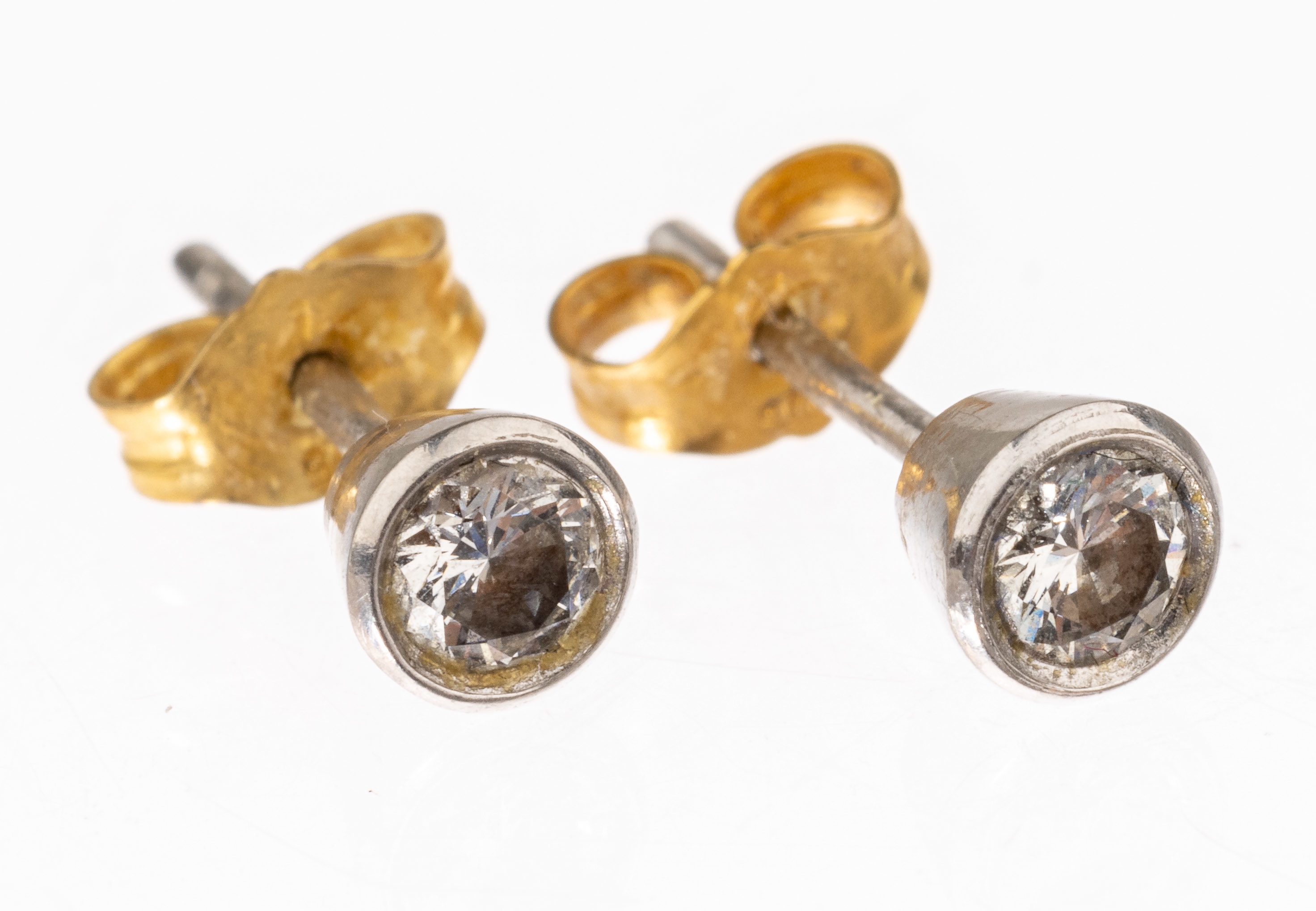 Paar 9 kt Gold Brillant-Ohrstecker, WG 375/000, 2 Brillanten zus. ca. 0.20 ct Weiß/si, Brisuren GG