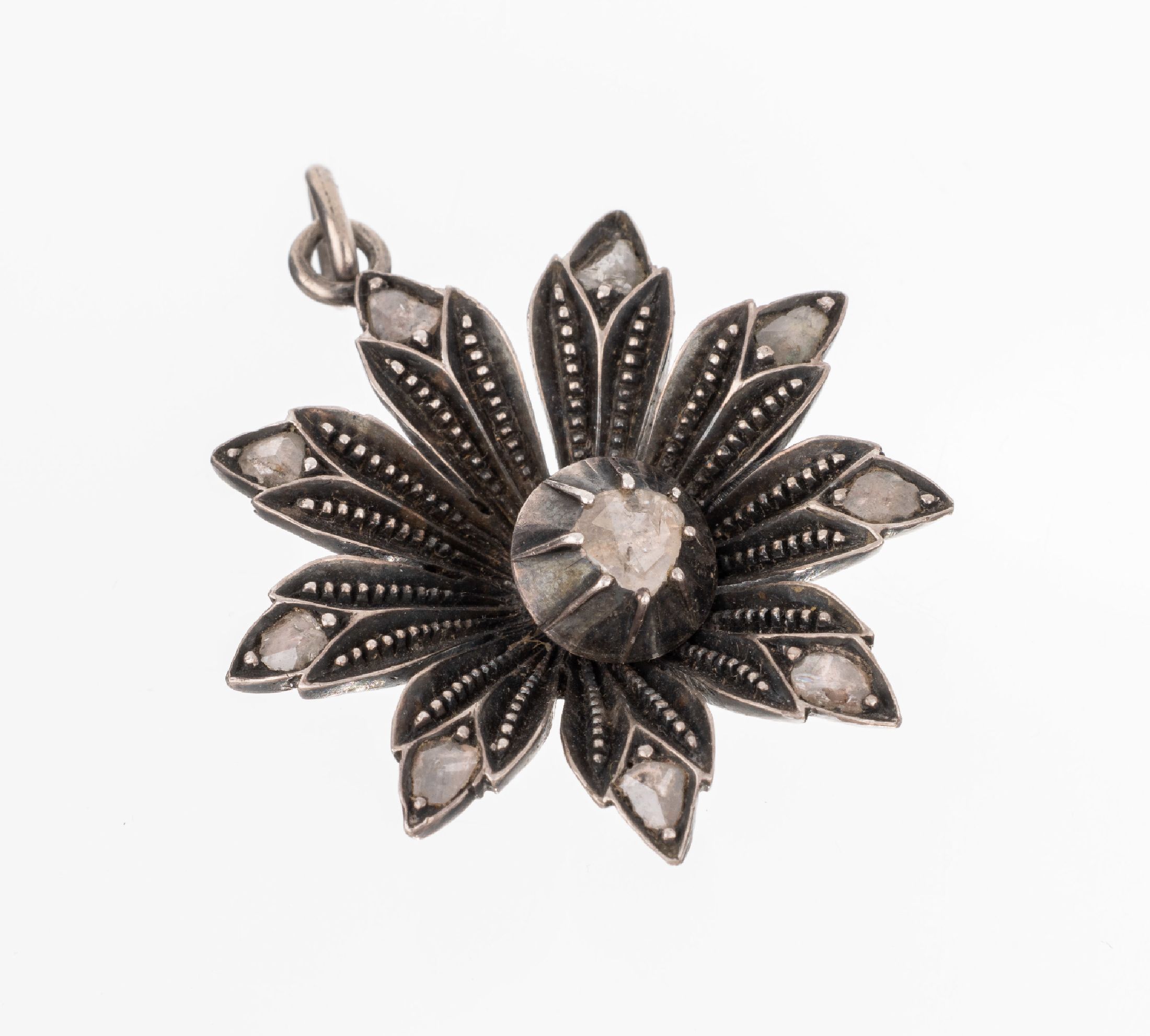 Diamant-Blütenanhänger, Silber gepr., um 1890-1900, bes. mit 10 Diamantrosen zus. ca. 0.65 ct, Perlleistenverz., ca. 3 x 3 cm, Öse sek., ca. 7.5 g
