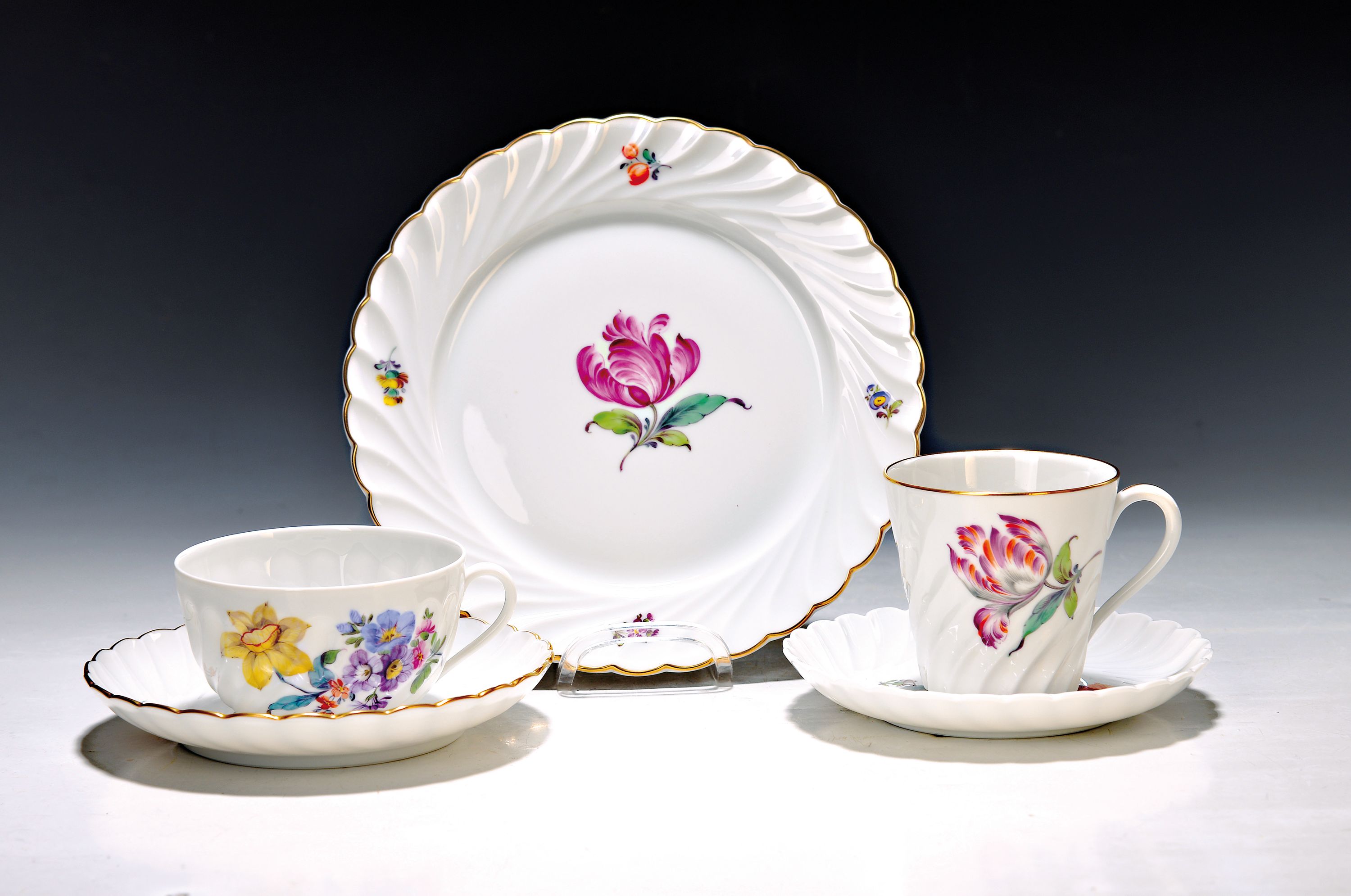6 Kaffeegedecke und 6 Teetassen mit Untertassen, Nymphenburg, 20. Jh., 6 Kaffeetassen mit Untertassen und Kuchenteller, in sich gedreht, mit bunter ...