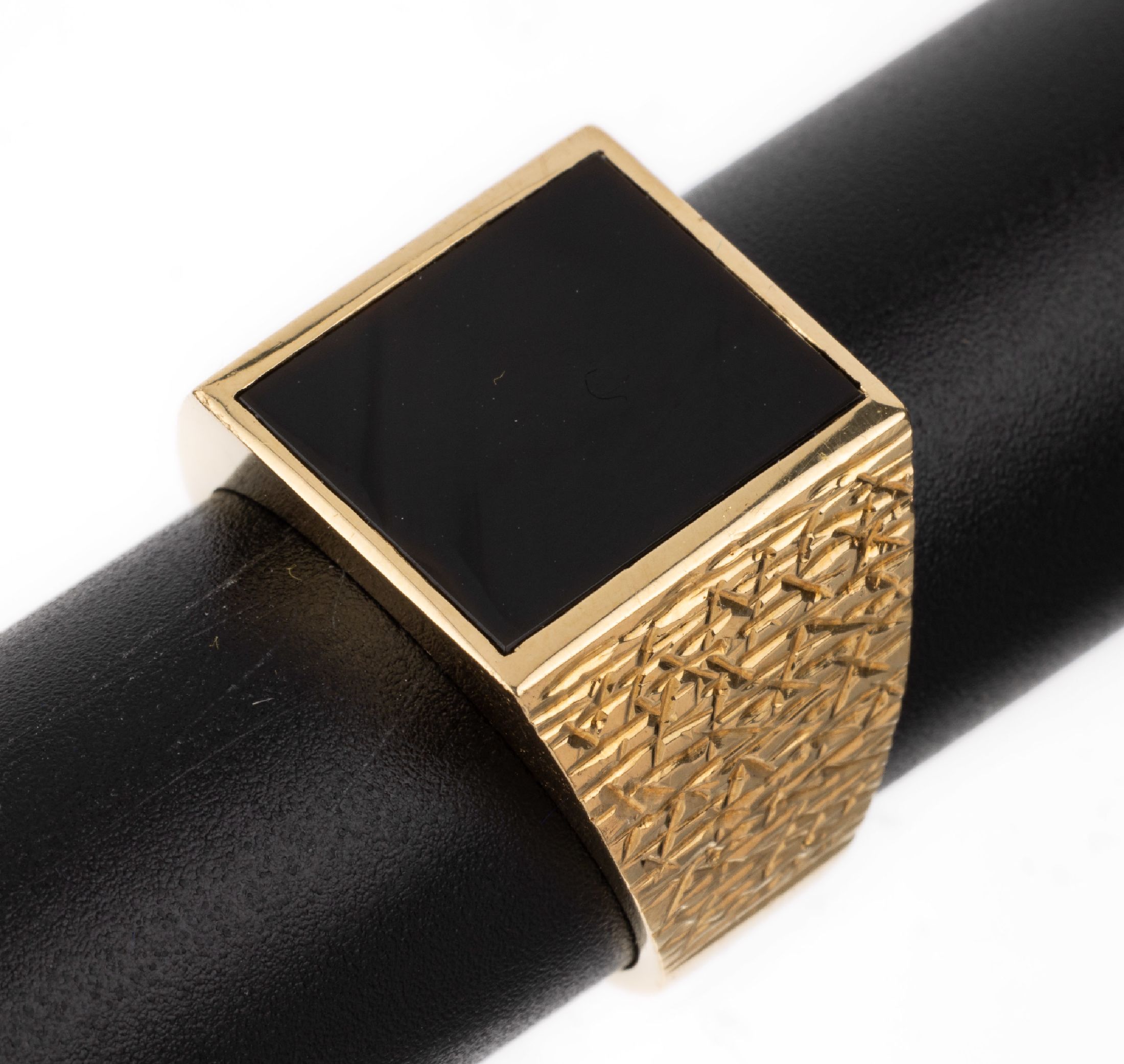 Massiver 18 kt Gold Onyx-Herrenring, GG 750/000, Onyxplatte frei, Ringschultern fein grav., schöne schwere Verarbeitung, ca. 18 g, Meistermarke ...