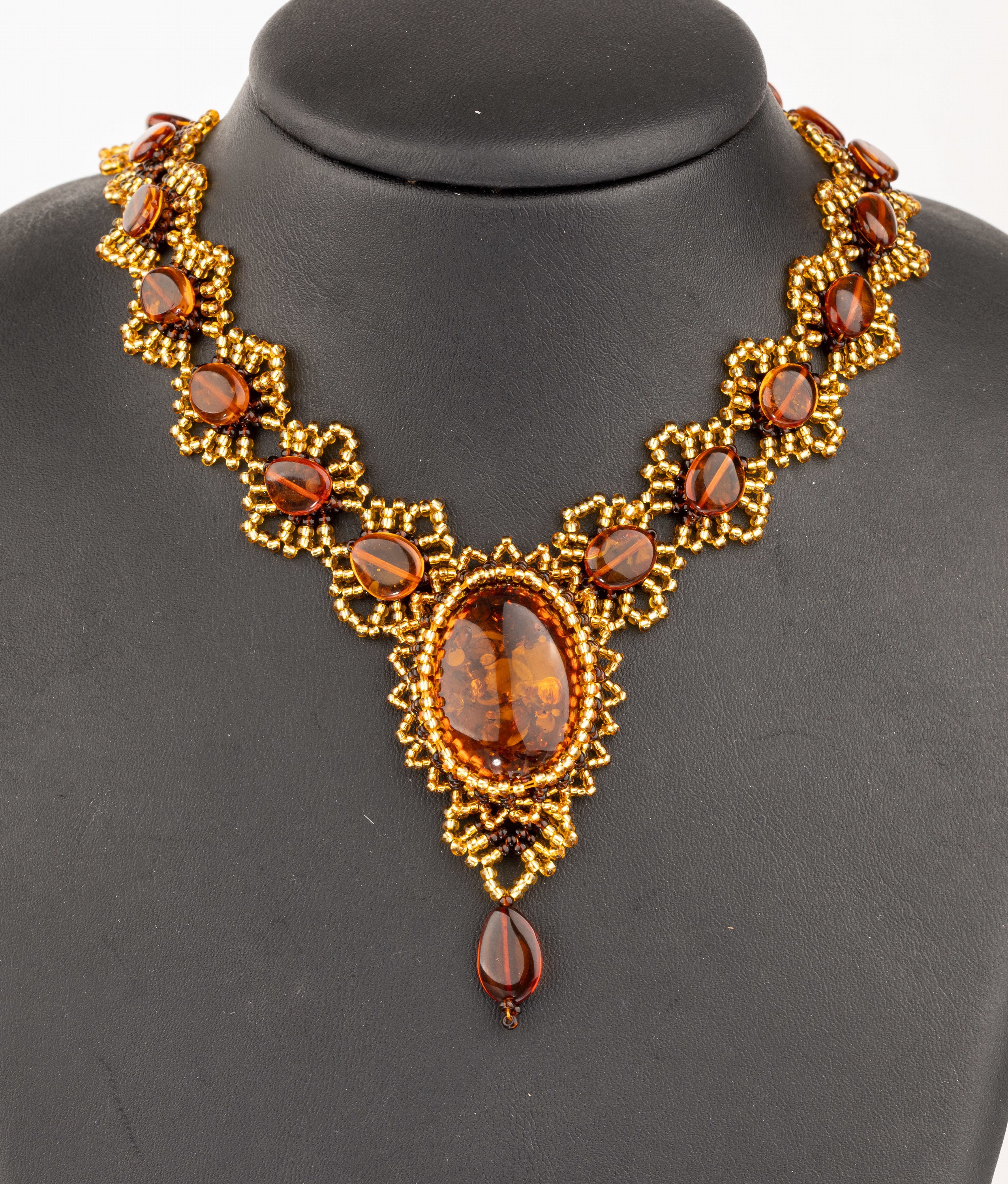 Prunkvolles Bernstein-Collier, aufwendige Arbeit aus hunderten Bernstein-Perlen, Mittelteil mit gr. ovalem Cabochon, L. ca. 47 -50 cm, ...