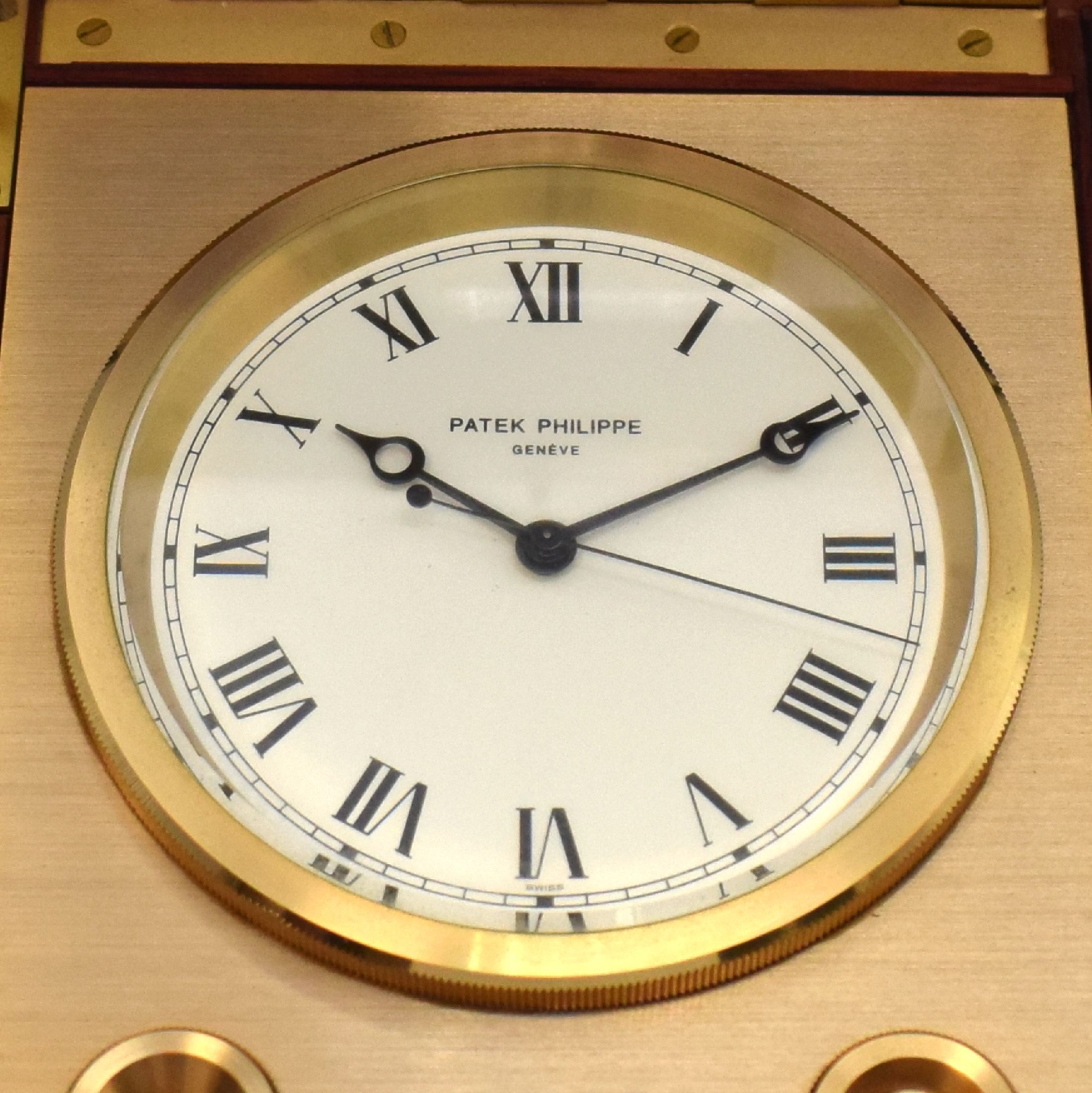 Detail a: PATEK PHILIPPE Naviquartz Referenz 1215HF seltene Präzisions-Tischuhr, Schweiz um 1980, quartz, 3-tlg. Mahagonikasten m. Messingecken, im Boden ...