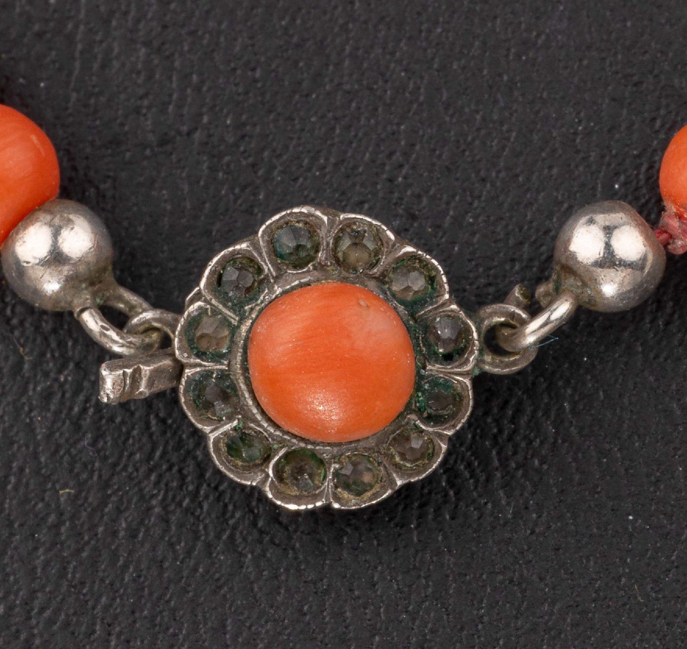Detail b: Korallen-Collier, Korallenkugeln im Verlauf, D. ca. 4.5 - 7.0 mm, Kastenschloss Silber, L. ca. 51 cm, ca. 25.2 g, Versand nur innerhalb der EU