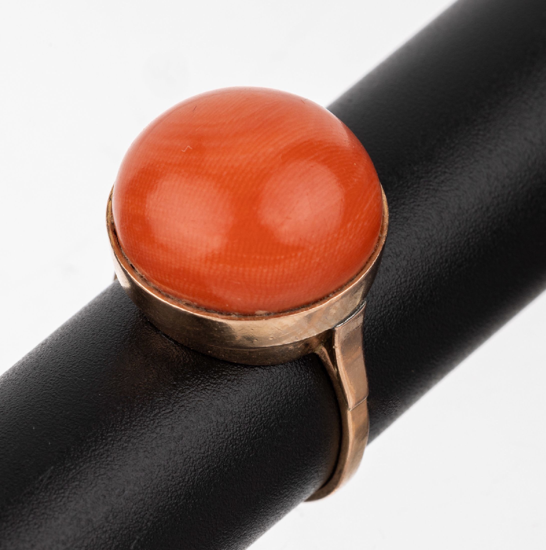 14 kt Gold Korallen-Ring, RoseG 585/000, runder Korallencabochon, D. ca. 16.6 mm, RW 58, ca. 8.9 g, Versand nur innerhalb der EU