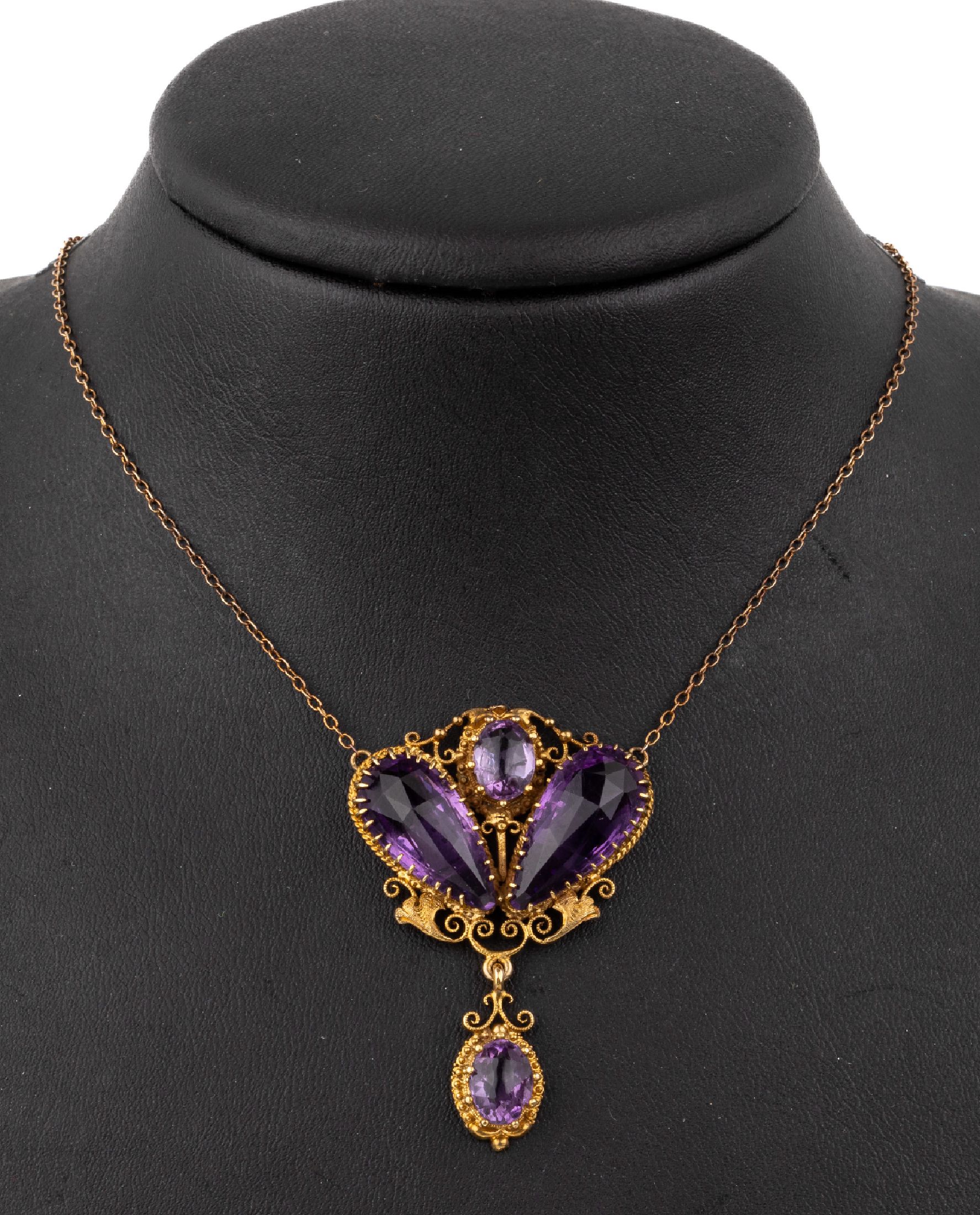 14 kt Gold Amethyst-Anhänger, wohl Stuttgart um 1900, GG 585/000, bes. mit facett. Amethysten, Kordelverz. und Granulate, Kette Silber verg. sek., ...