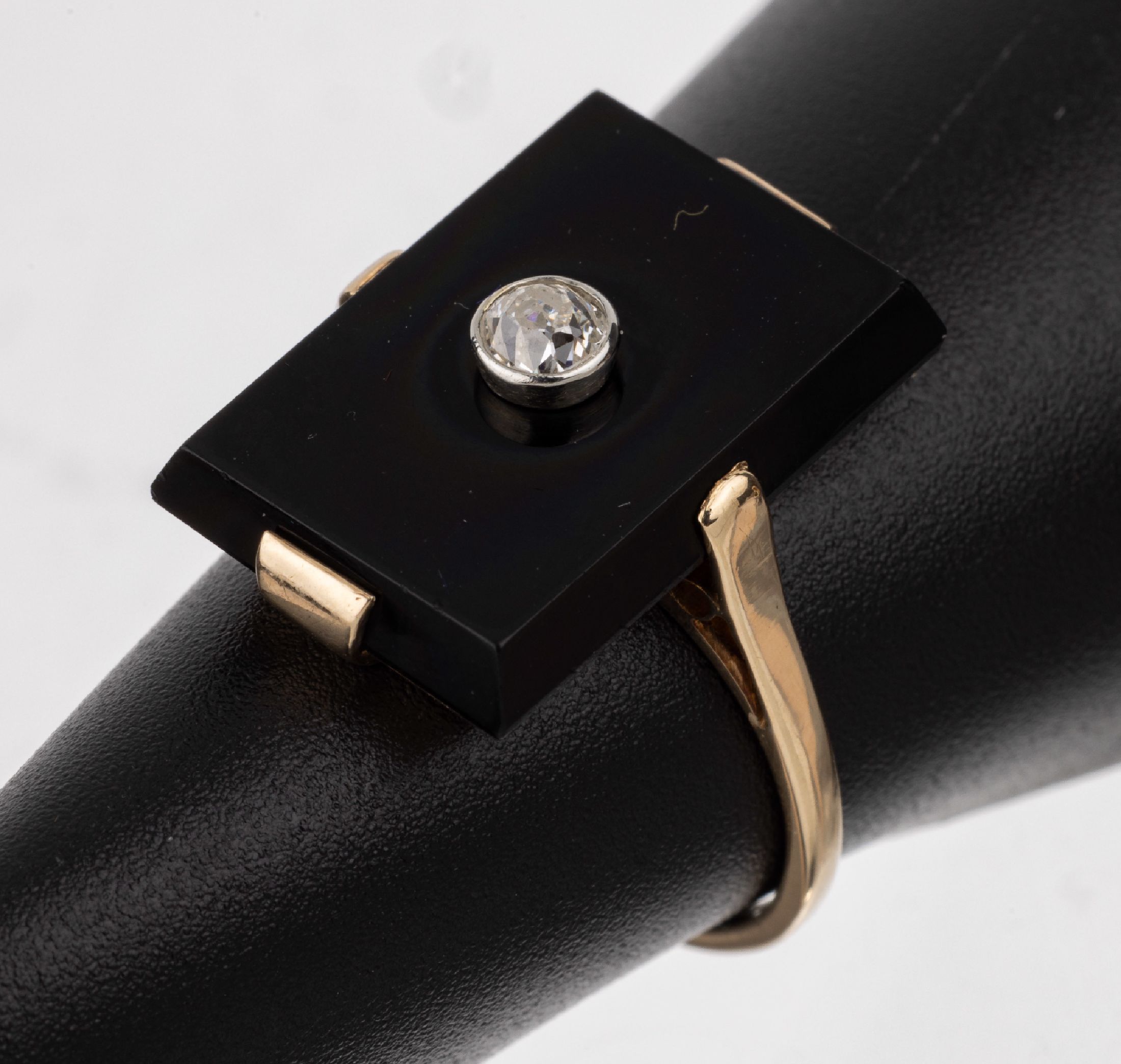 14 kt Gold Art Deco Onyx-Diamant-Ring, GG/WG 585/000 gepr., rechteckige Onyxplatte mittig ein in WG gefasster Altschliffdiamant, RW 54.5, ca. 3.9 g