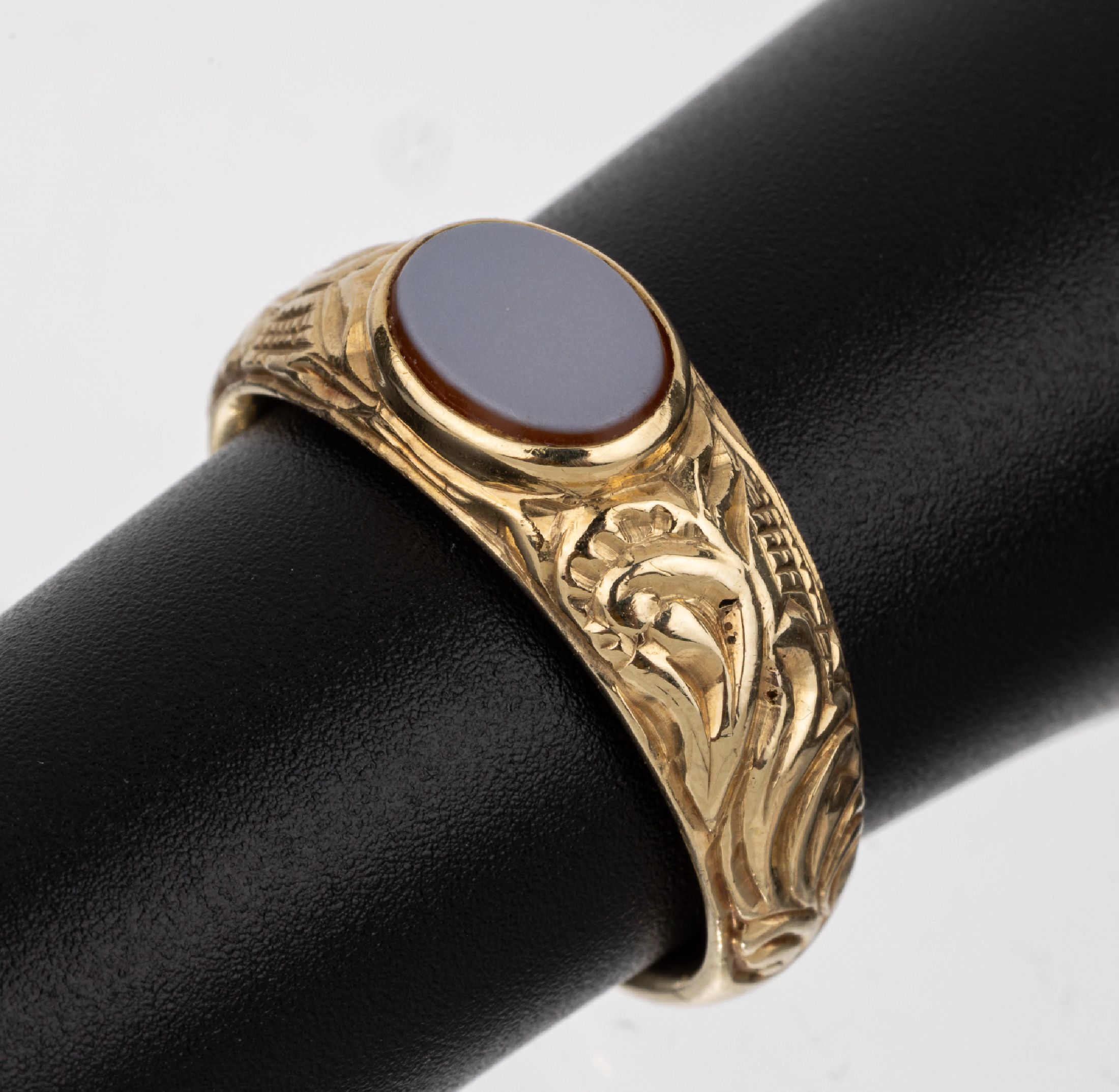 14 kt Gold Lagenstein-Ring, Idar Oberstein um 1930, GG 585/000, mittig ovale Gravurplattefrei, z.T. floral grav., RW 61, ca. 10.3 g, bez. Handarbeit