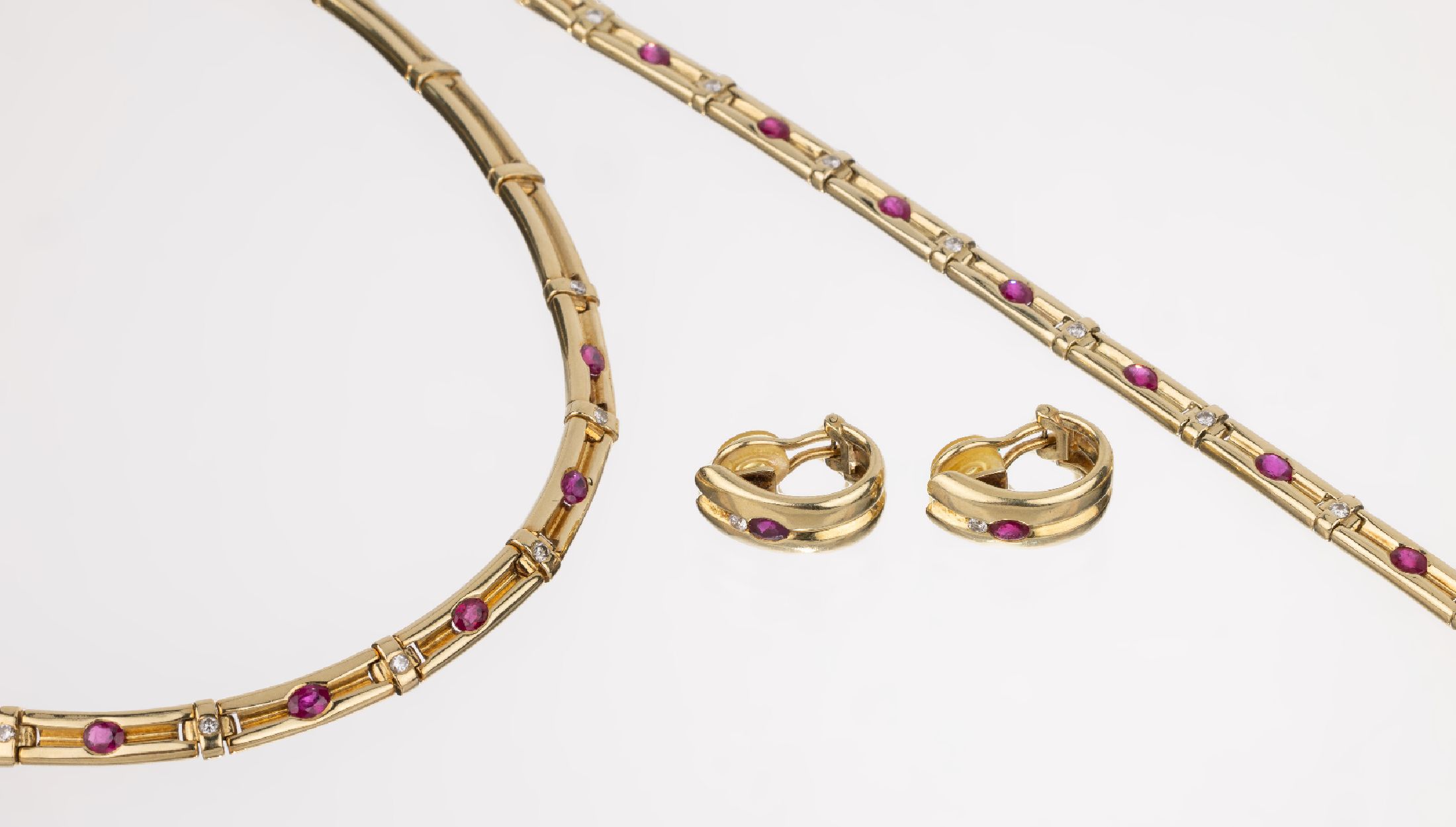 14 kt Gold Rubin-Brillant-Schmuckset, GG 585/000, best. aus: Collier, D. ca. 13.5 cm, 8Brillanten zus. ca. 0.11 ct (grav.) Weiß/si, 7 ovalfacett. ...