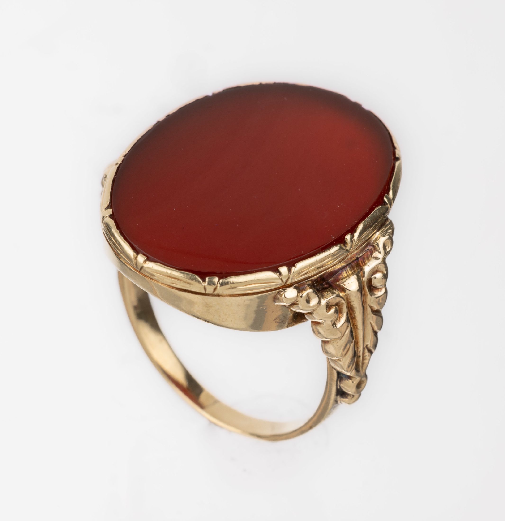 14 kt Gold Jugendstil Karneol-Ring, deutsch um1900, GG 585/000, ovale Karneolplatte, frei, Ringschultern grav., RW 62, ca. 8.6 g