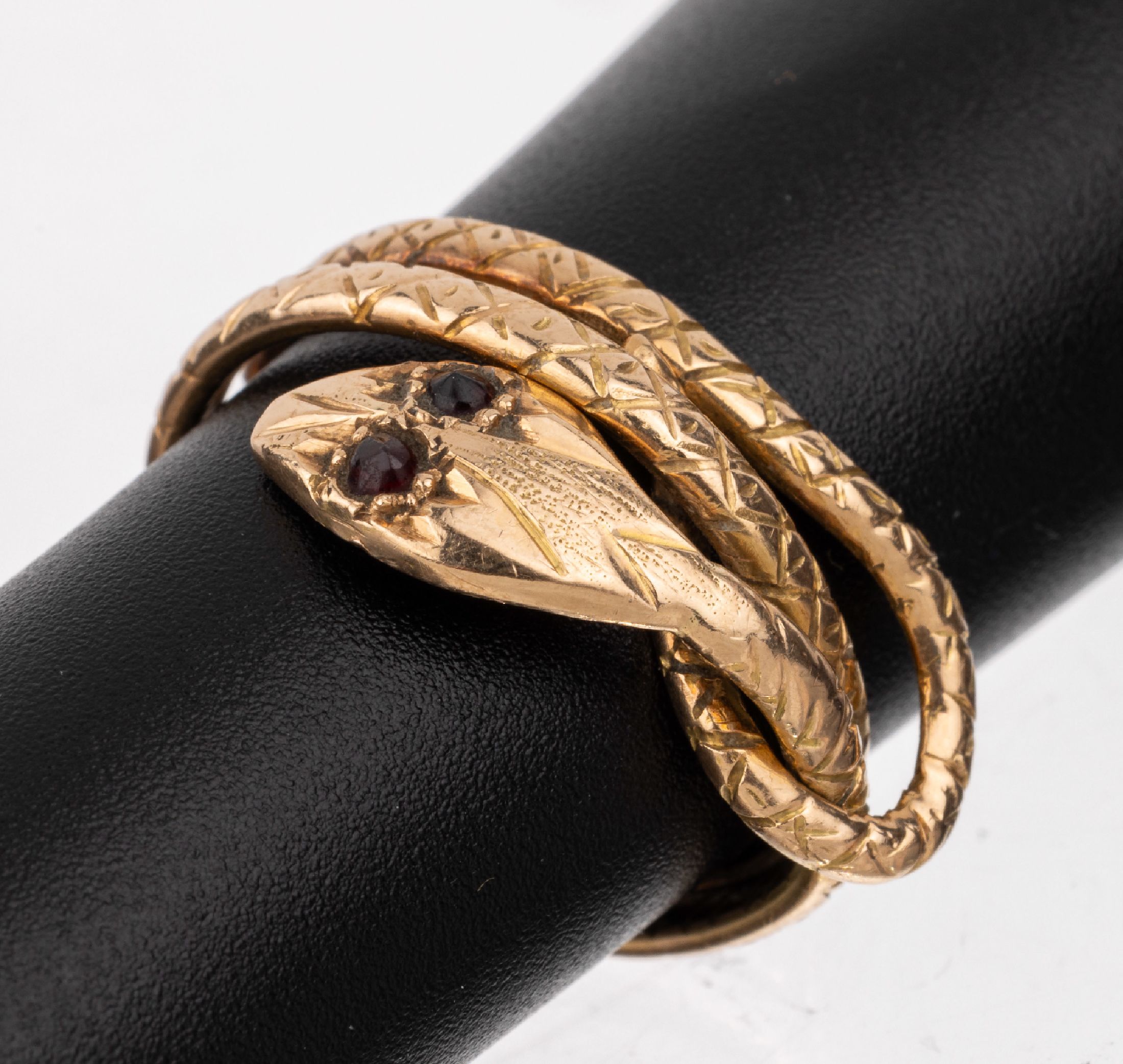 14 kt Gold Granat-Schlangenring, um 1900, GG 585/000, fein grav., Augen bes. mit 2 rundfacett. Granaten, RW 52, ca. 5.4 g