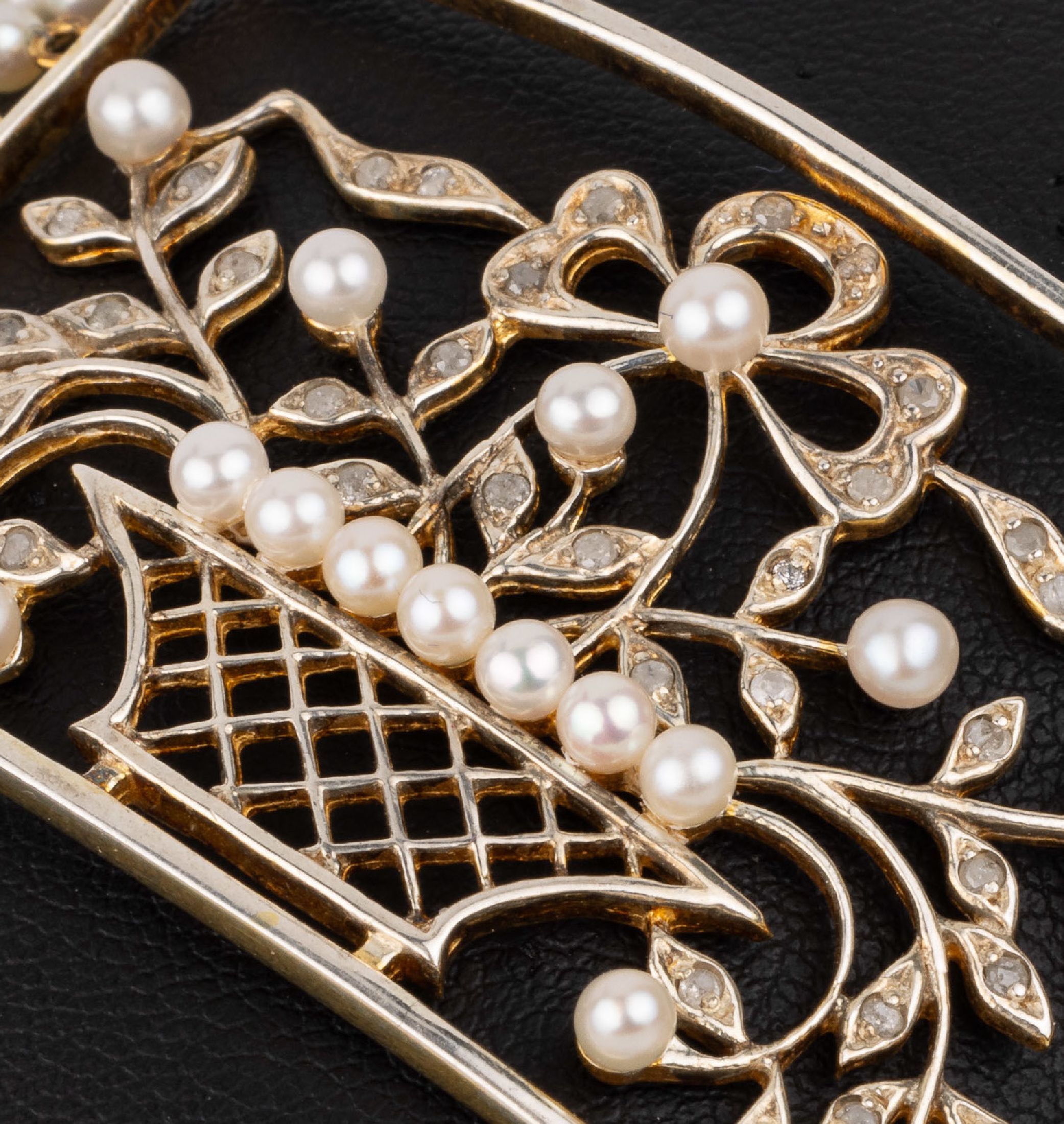 Detail a: 7-rhg. Perl-Diamant-Armband, 925er Silber verg., Mittelteil mit floraler Darstellung,z.T. mit Diamantrosen, L. ca. 17.5 cm, Federringschließe