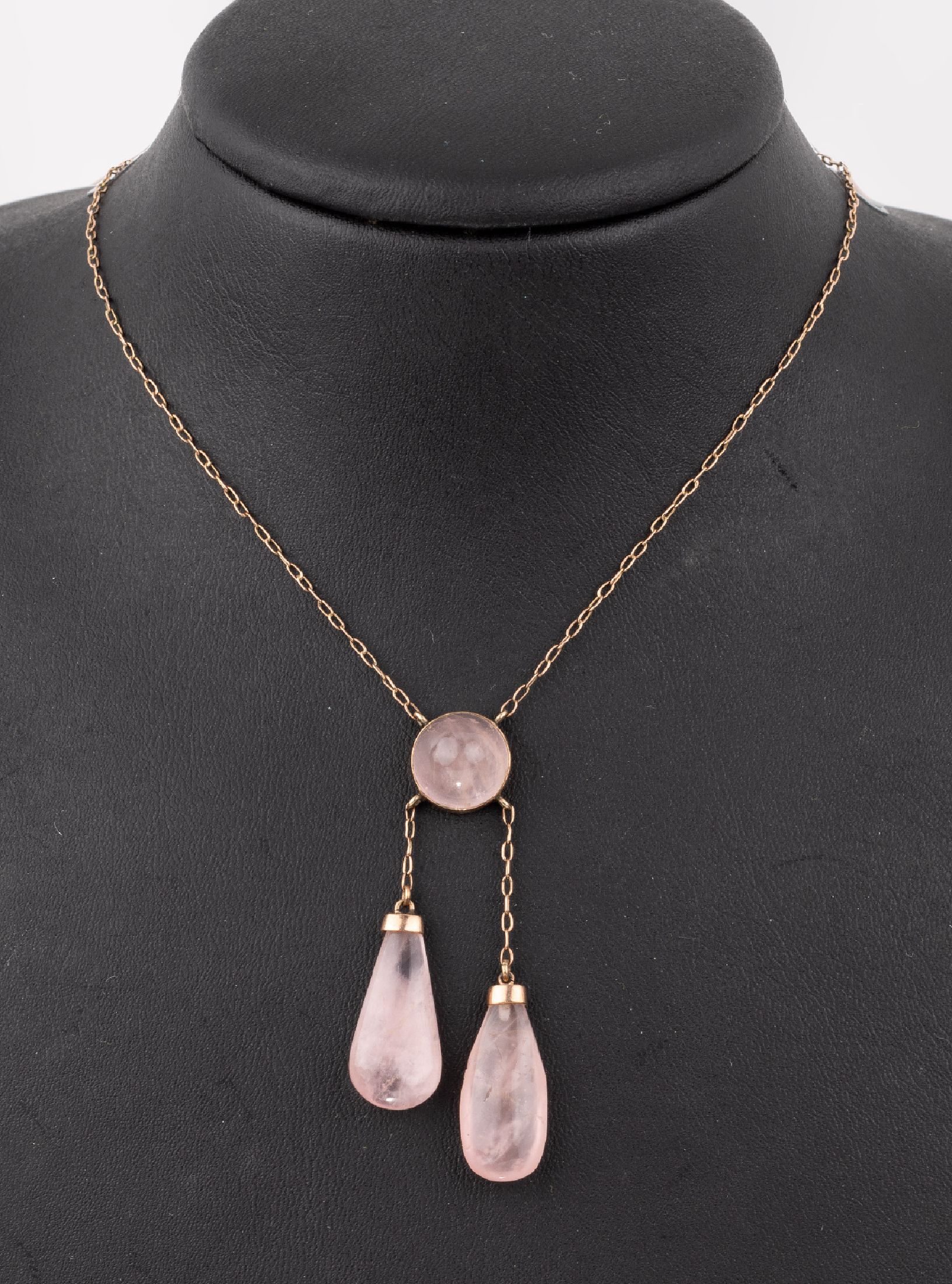 9 kt Gold Jugendstil Rosenquarz-Collier, Pforzheim um 1900, RG 375/000, für den englischen Markt gemacht, Mittelteil mit rundem Cabochon und 2 ...