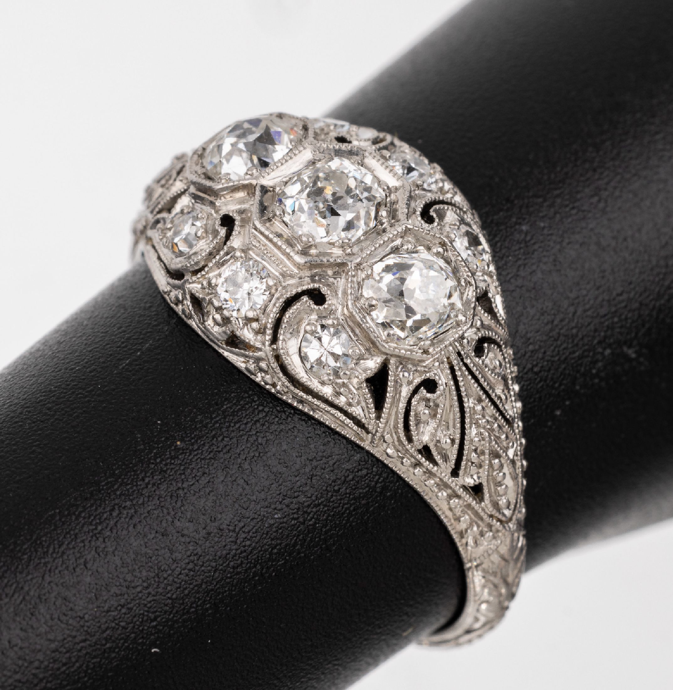 14 kt Gold Diamant-Ring, um 1930, WG 585/000 gepr., Ringkopf durchbrochen, mittig 3Altschliffdiamanten zus. ca. 0.80 ct Weiß/p, seitl. 2 Brillanten ...