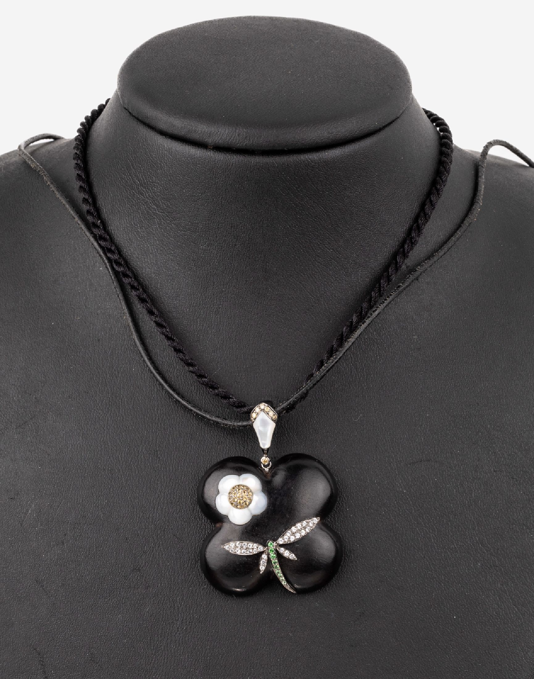 18 kt Gold Farbstein-Brillant-Anhänger, WG 750/000 geschwärzt und Ebenholz, weiße und gelbe Saphire zus. ca. 0.67 ct, Tsavorithe zus. ca. 0.09 ct, ...
