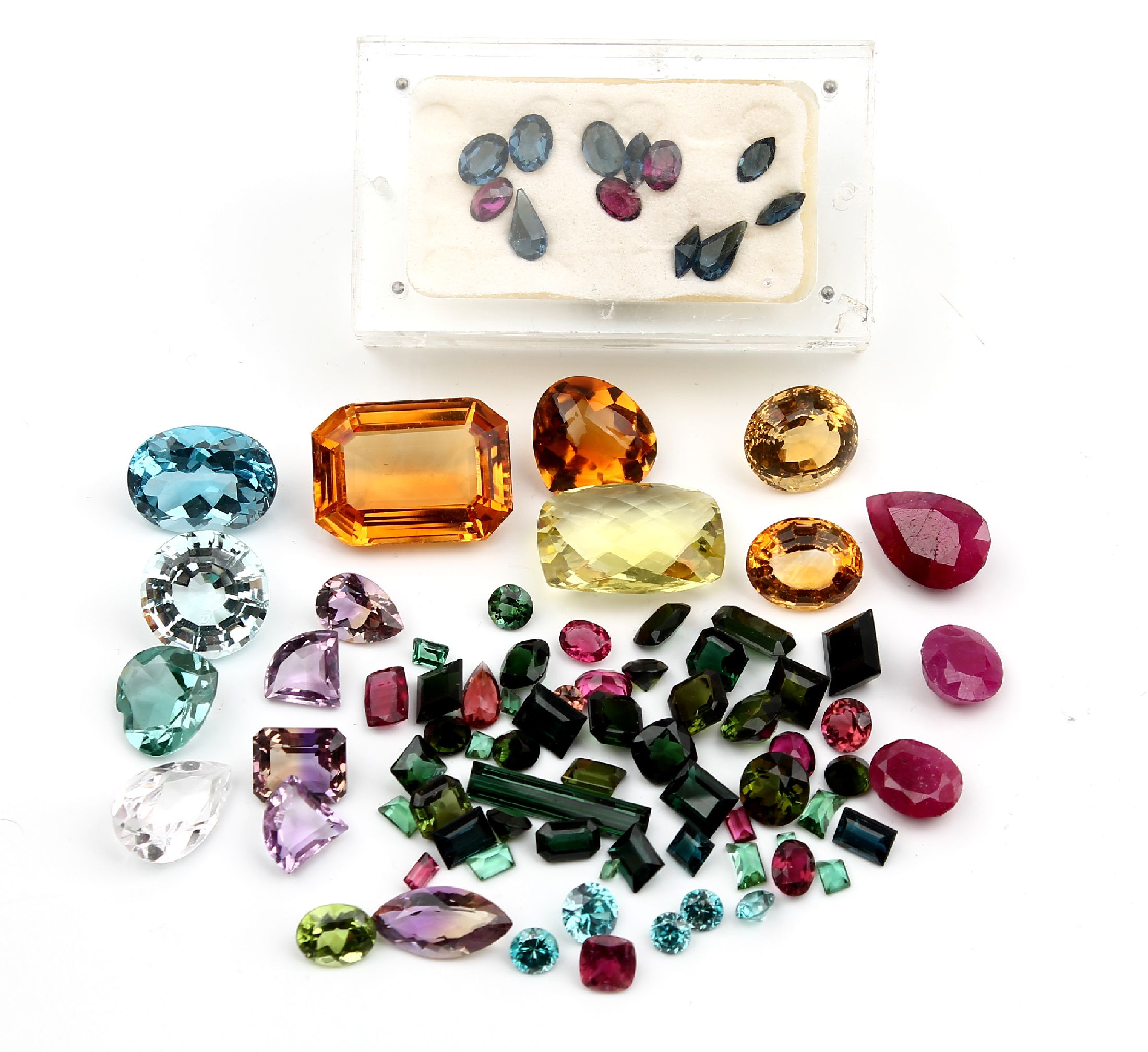 Lot lose Farbsteine, ca. 311 ct, u.a. Saphire, Rubine, Turmaline, Topase und Citrinein versch. Größen und Schliffformen