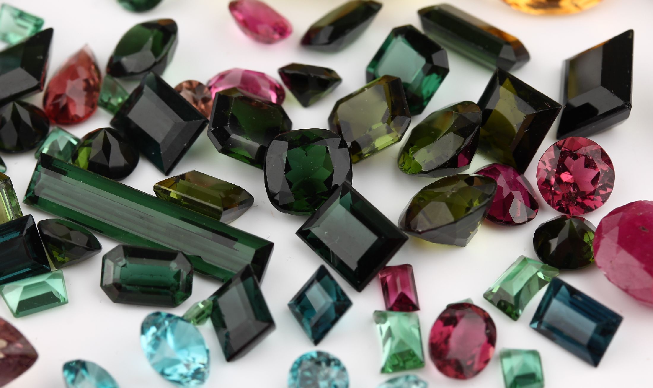 Detail a: Lot lose Farbsteine, ca. 311 ct, u.a. Saphire, Rubine, Turmaline, Topase und Citrinein versch. Größen und Schliffformen