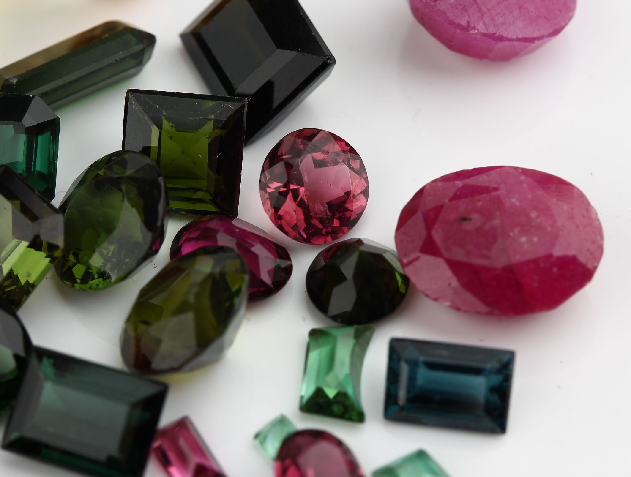Detail c: Lot lose Farbsteine, ca. 311 ct, u.a. Saphire, Rubine, Turmaline, Topase und Citrinein versch. Größen und Schliffformen
