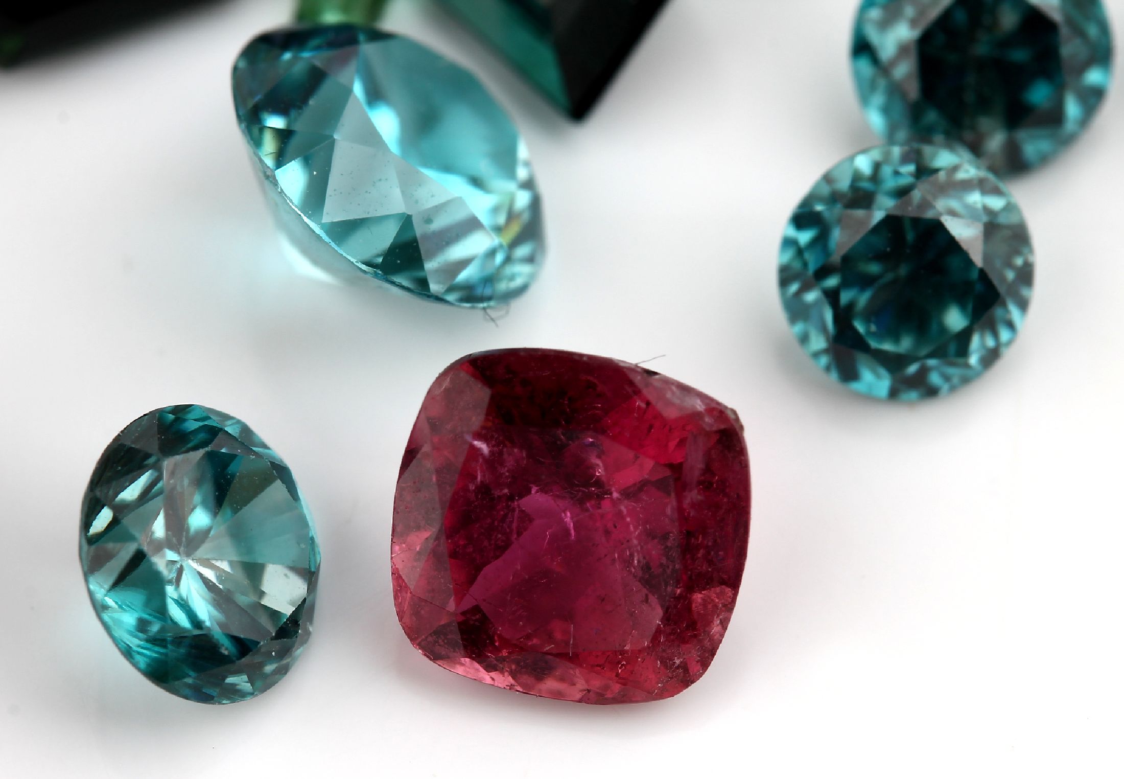 Detail d: Lot lose Farbsteine, ca. 311 ct, u.a. Saphire, Rubine, Turmaline, Topase und Citrinein versch. Größen und Schliffformen