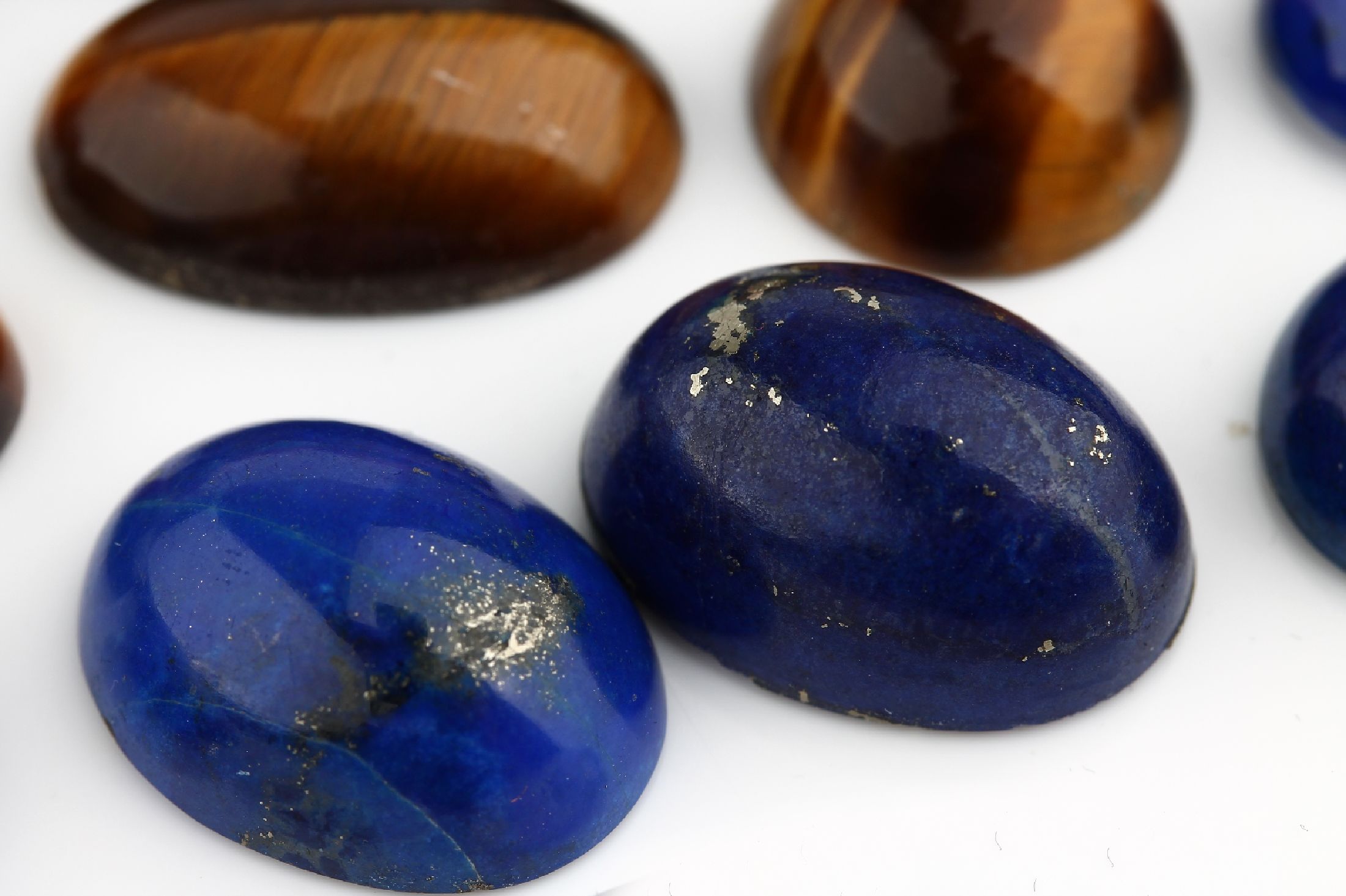 Detail b: Lot lose Farbsteine, ca. 1120 ct, u.a. Türkis, Lapislazuli, weiße Saphire, Karneol, Bergkristall, Tigerauge und Bernstein, versch.Schliffformen ...
