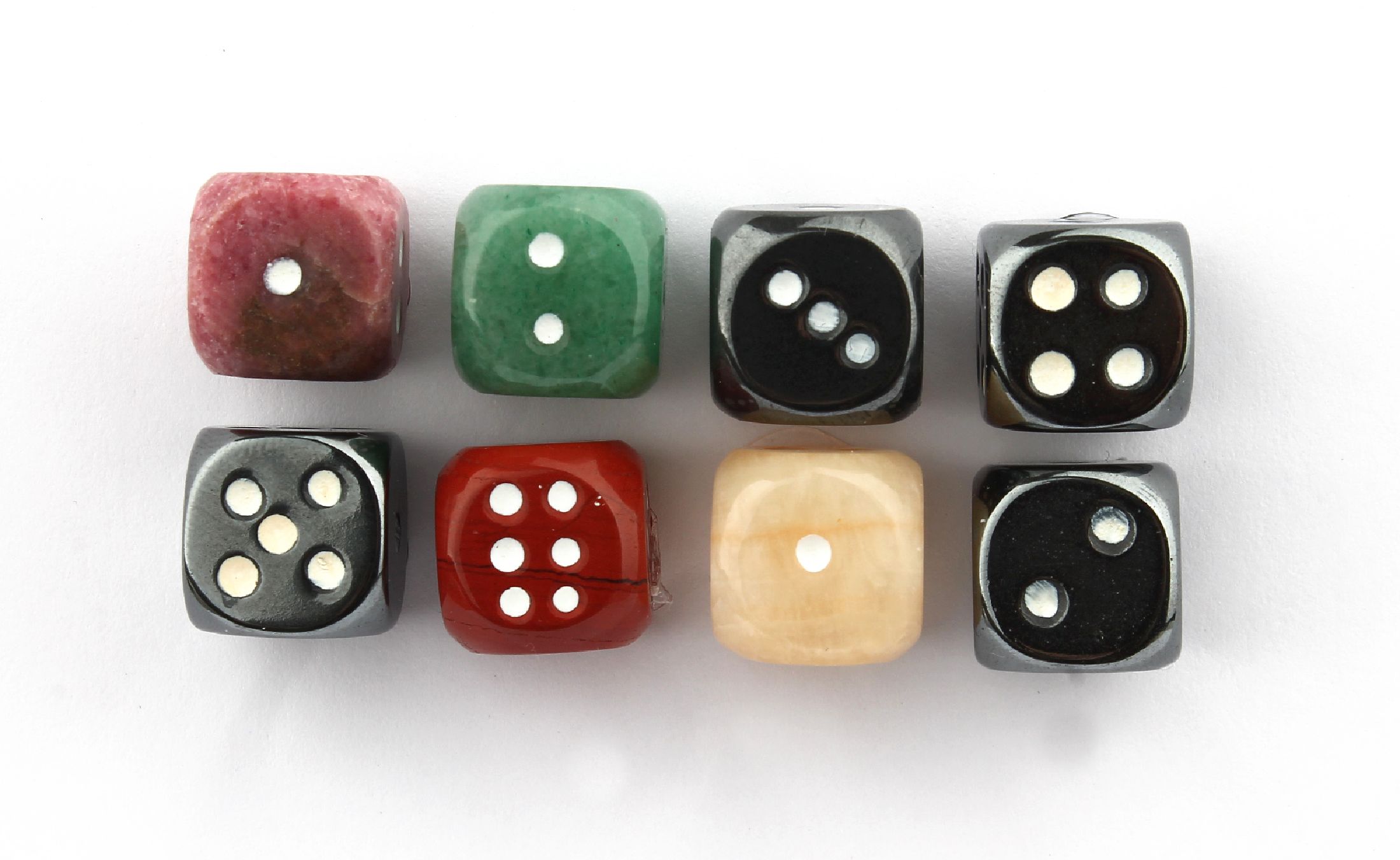 Lot 8 Farbstein-Spielwürfel, u.a. Hämatit, Karneol und Quarz, ca. 250 ct