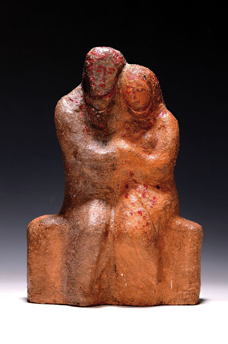 Detail k: Georg Günther Zeuner, 1923 Dresden-2011 Speyer, Paar auf einer Bank, Keramik, mit roter Farbe, monogramm.,H. ca. 30 cm