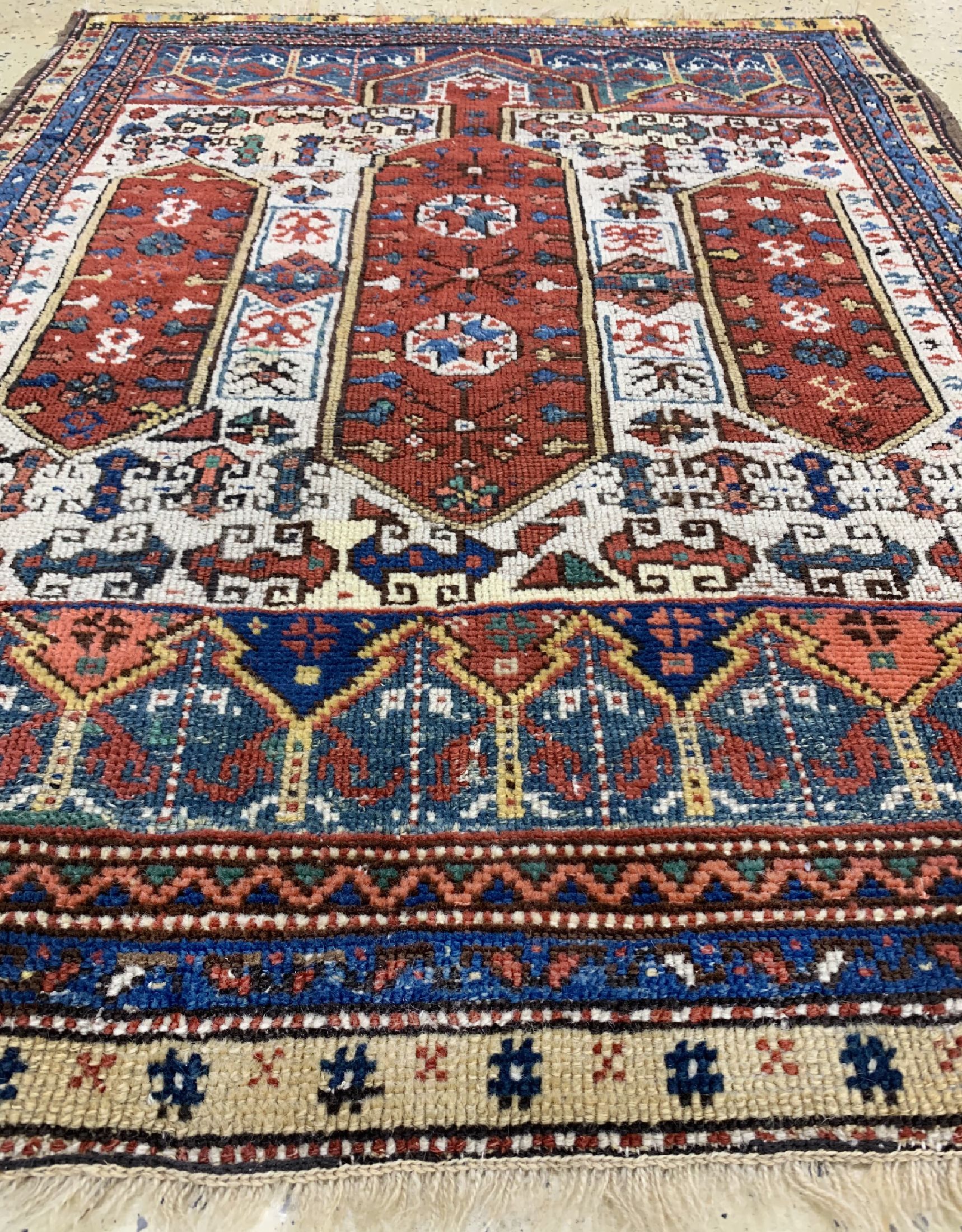 Detail e: Antiker Konya-Ladik-Gebiet, Türkei, 18.Jhd,Wolle auf Wolle, ca. 122 x 91 cm(siehe Lit.P.Bausback Anatolische Knüpfteppiche von April 1978 S.45), ...